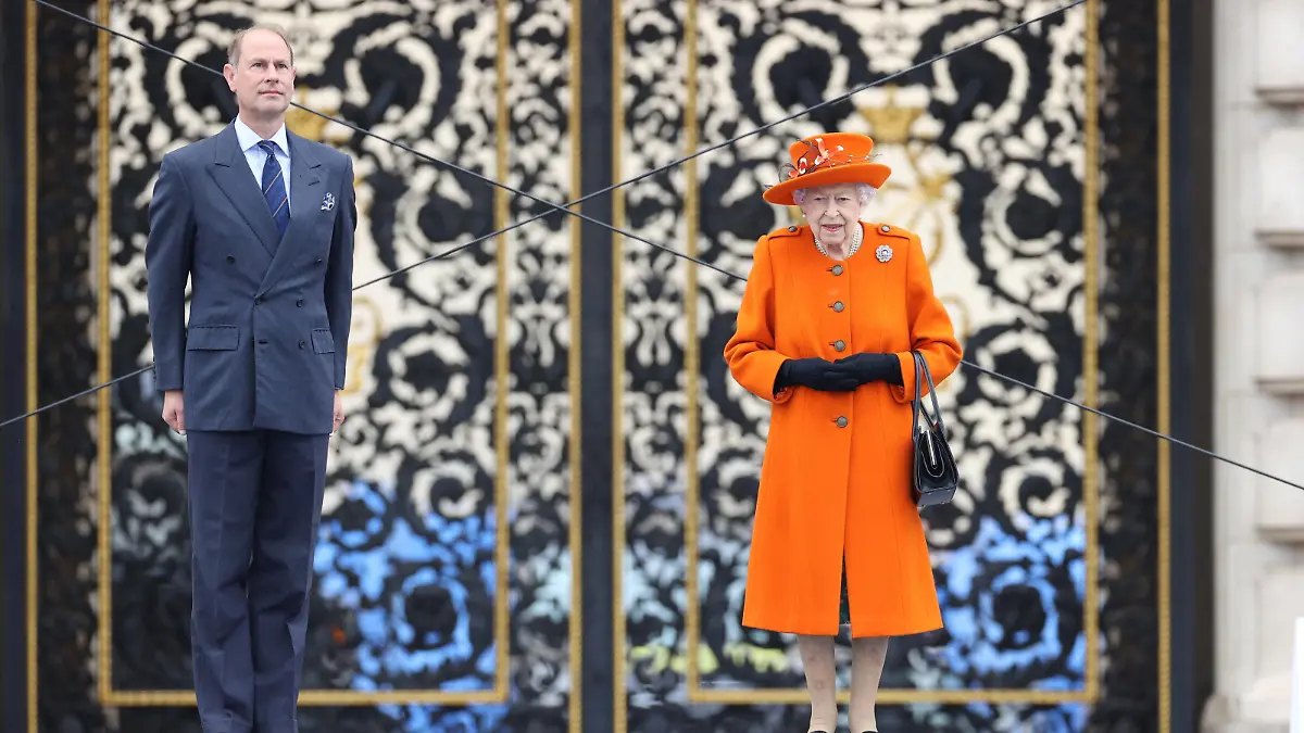  . 07/10/2021. London, United Kingdom. Queen Elizabeth II accompanied by Prince Edward, launches The Queen s Baton Relay for the 2022 Commonwealth Games in Birmingham, United Kingdom, at Buckingham Palace in London. PUBLICATIONxINxGERxSUIxAUTxHUNxONLY xStephenxLockx/xi-Imagesx IIM-22659-0004