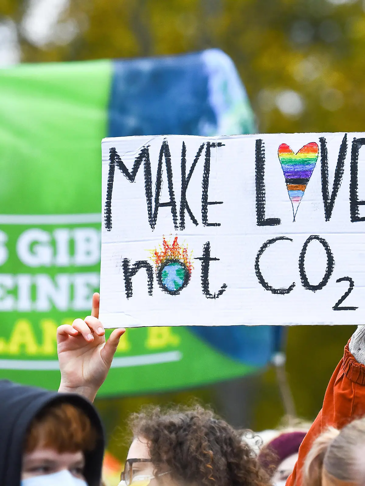  22.10.2021, xlakx, Politik Umweltschutz, Klimastreik, Fridays for Future emspor, v.l.Demonstranten mit diversen Pappschildern - Make Love not Co2 - Berlin *** 22 10 2021, xlakx, politics environmental protection, climate strike, Fridays for Future emspor, v l demonstrators with various cardboard signs Make Love not Co2 Berlin