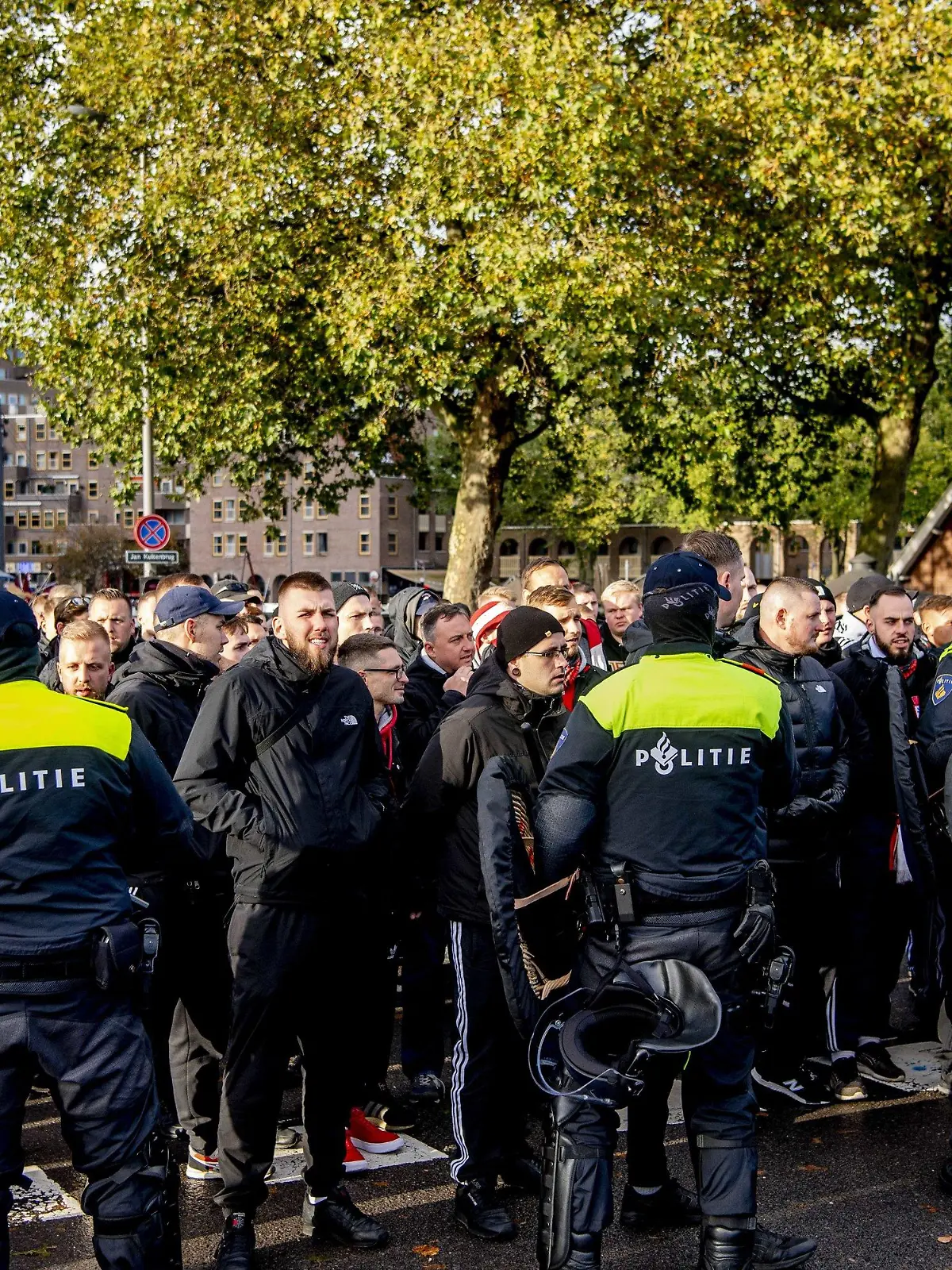 21.10.2021, Niederlande, Rotterdam: Fußball: UEFA Europa Conference League, Feyenoord Rotterdam - 1. FC Union Berlin, Gruppenphase, Gruppe E, 3. Spieltag, im Feyenoord Stadion. Fans von Union Berlin und Polizisten stehen sich gegenüber. Foto: ROBIN UTRECHT/ANP/dpa +++ dpa-Bildfunk +++