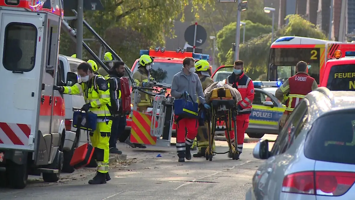 22.10.2021, Niedersachsen, Hannover: Einsatzkräfte von Rettungsdienst und Feuerwehr sind an einer Baustelle im Einsatz. Zwei Bauarbeiter sind in Hannover von einer einstürzenden Wand eines Rohbaus begraben und schwer verletzt worden. Die Opfer seien nicht in Lebensgefahr, sagte eine Polizeisprecherin am Freitag. Foto: -/TNN/dpa +++ dpa-Bildfunk +++