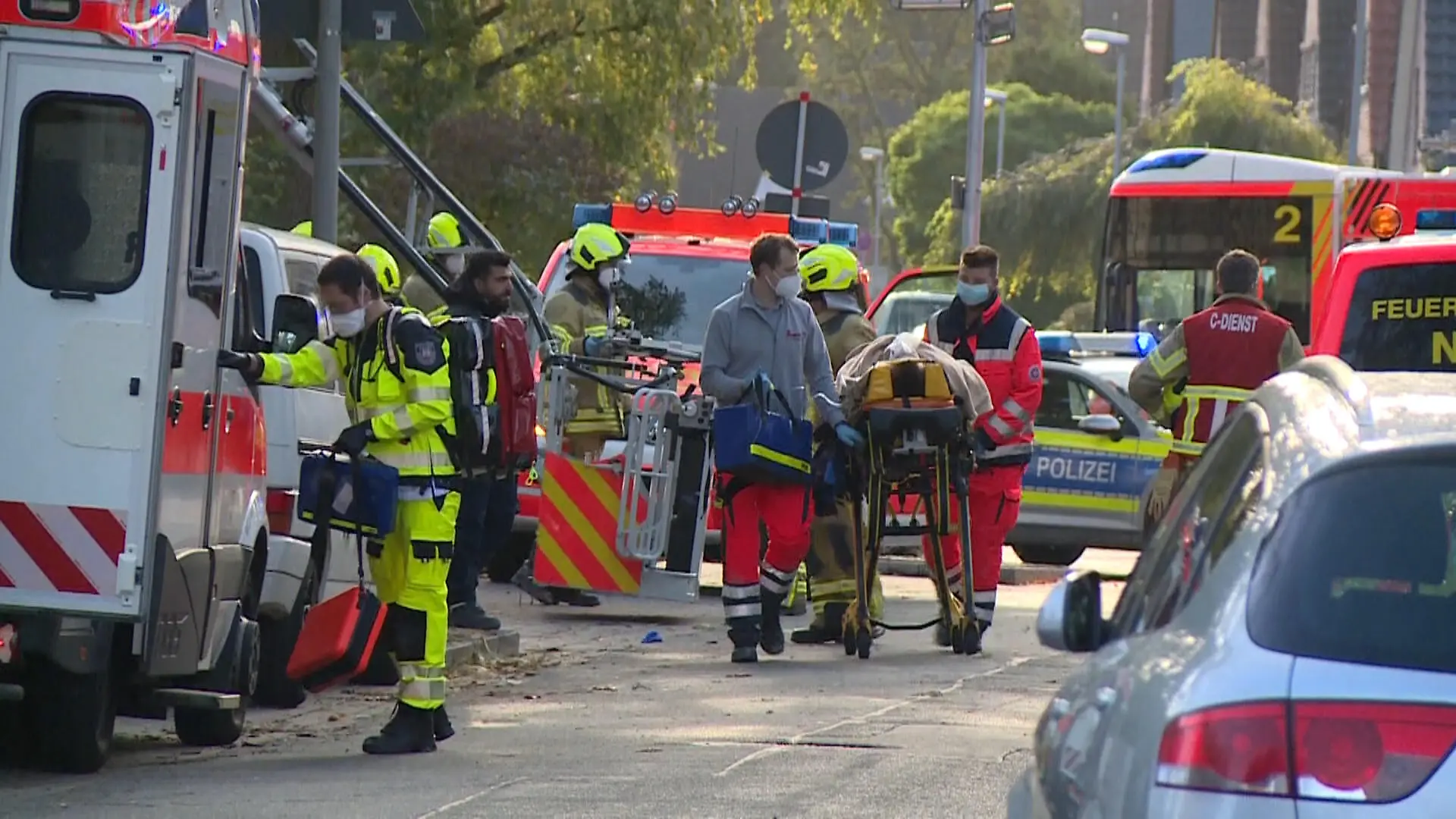 22.10.2021, Niedersachsen, Hannover: Einsatzkräfte von Rettungsdienst und Feuerwehr sind an einer Baustelle im Einsatz. Zwei Bauarbeiter sind in Hannover von einer einstürzenden Wand eines Rohbaus begraben und schwer verletzt worden. Die Opfer seien nicht in Lebensgefahr, sagte eine Polizeisprecherin am Freitag. Foto: -/TNN/dpa +++ dpa-Bildfunk +++