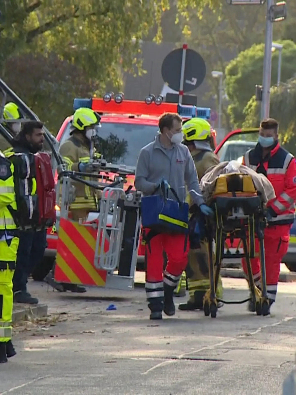 22.10.2021, Niedersachsen, Hannover: Einsatzkräfte von Rettungsdienst und Feuerwehr sind an einer Baustelle im Einsatz. Zwei Bauarbeiter sind in Hannover von einer einstürzenden Wand eines Rohbaus begraben und schwer verletzt worden. Die Opfer seien nicht in Lebensgefahr, sagte eine Polizeisprecherin am Freitag. Foto: -/TNN/dpa +++ dpa-Bildfunk +++