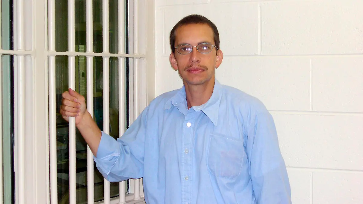 ARCHIV - 09.07.2003, USA, Brunswick Co.: Jens Söring steht in der Justizvollzugsanstalt Brunswick Co. Söring soll 1985 in den USA einen Doppelmord begangen haben. Jetzt kommt der Deutsche frei - und soll in sein Heimatland abgeschoben werden. (Zu dpa: "Jahrzehnte in US-Haft - Deutscher kommt frei und wird abgeschoben") Foto: Carlos Santos/AP/dpa +++ dpa-Bildfunk +++