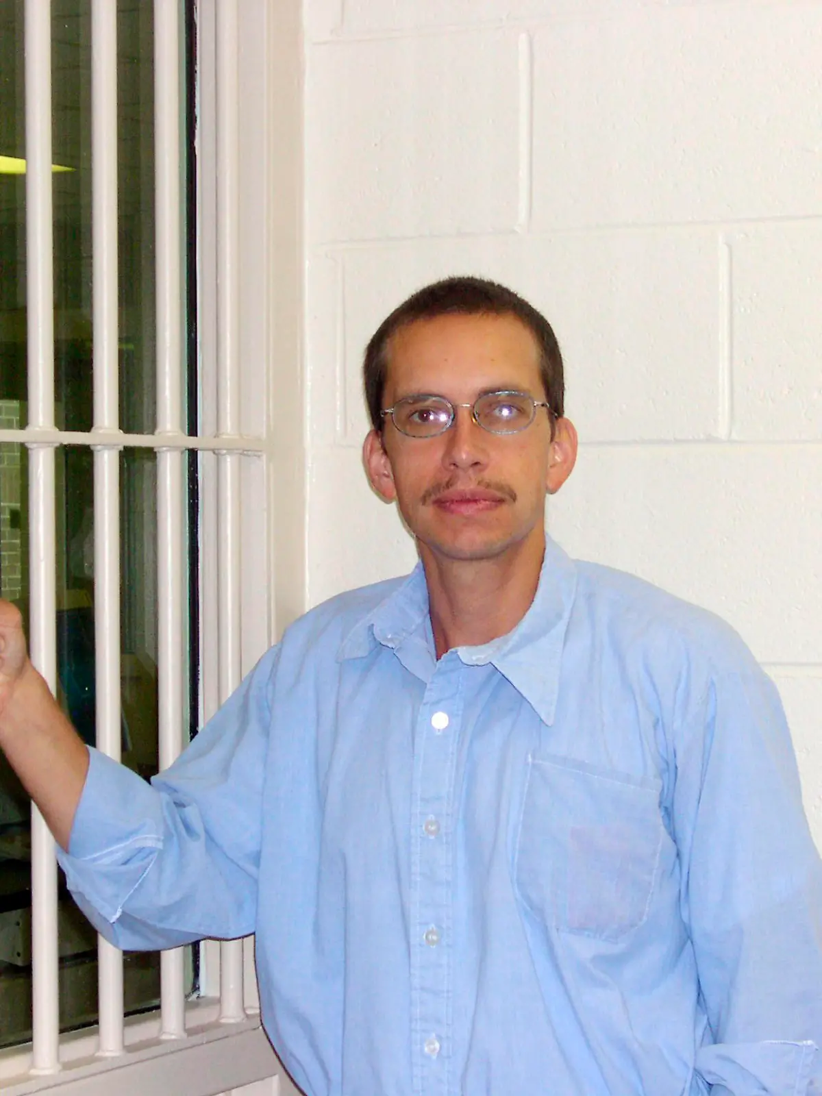 ARCHIV - 09.07.2003, USA, Brunswick Co.: Jens Söring steht in der Justizvollzugsanstalt Brunswick Co. Söring soll 1985 in den USA einen Doppelmord begangen haben. Jetzt kommt der Deutsche frei - und soll in sein Heimatland abgeschoben werden. (Zu dpa: "Jahrzehnte in US-Haft - Deutscher kommt frei und wird abgeschoben") Foto: Carlos Santos/AP/dpa +++ dpa-Bildfunk +++
