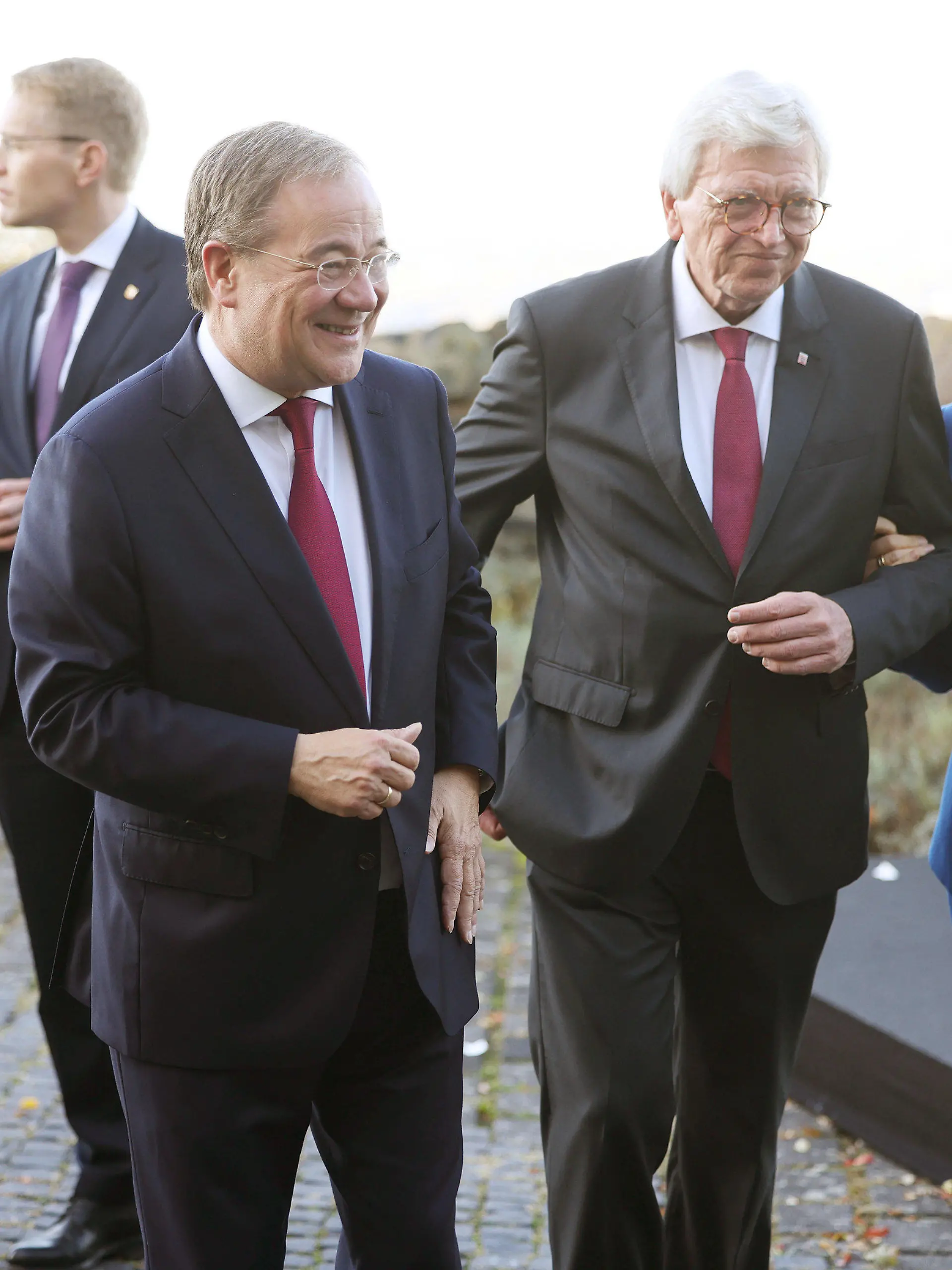 22.10.2021, Nordrhein-Westfalen, Königswinter: Die Ministerpräsidenten Malu Dreyer (r, SPD, Rheinland-Pfalz), Volker Bouffier (2.v.r, CDU, Hessen) und Armin Laschet (3.v.r, CDU, Nordrhein-Westfalen) gehen zum Gruppenfoto, während im Hintergrund Peter Tschentscher (l, SPD, Hamburg) und Daniel Günther (2.v.l, CDU, Schleswig-Holstein) zusammenstehen. Zu den Hauptthemen der Konferenz der Ministerpräsidenten zählt der Umgang mit der Pandemie. Foto: Oliver Berg/dpa-Pool/dpa +++ dpa-Bildfunk +++