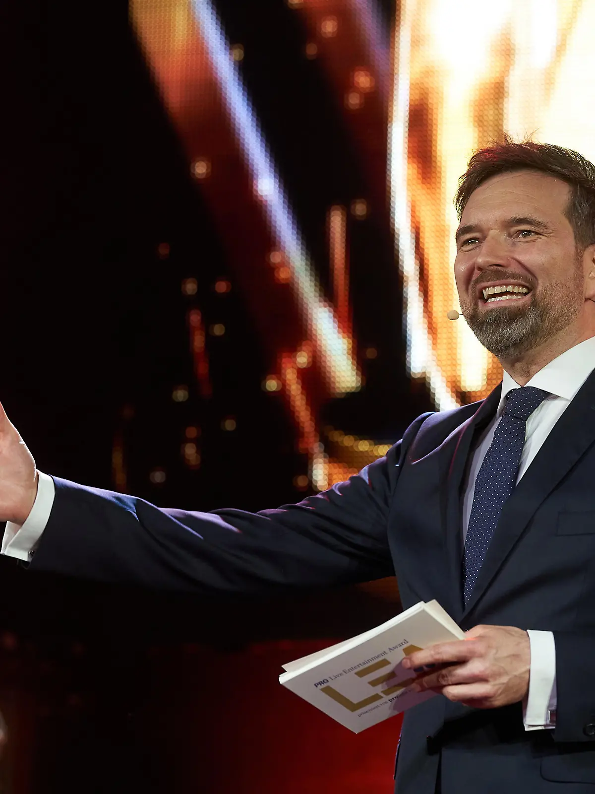 Ingo Nommsen moderiert die Verleihung des Live-Entertainment Award 2020. Aufgrund der Pandemie konnten die Auszeichnungen erst in diesem Jahr verliehen werden. Ausgezeichnet werden Tourneen, Shows und Veranstaltungsorte aus dem Jahr 2019. Die Verleihung musste im Jahr 2020 wegen der Corona-Pandemie abgesagt werden.