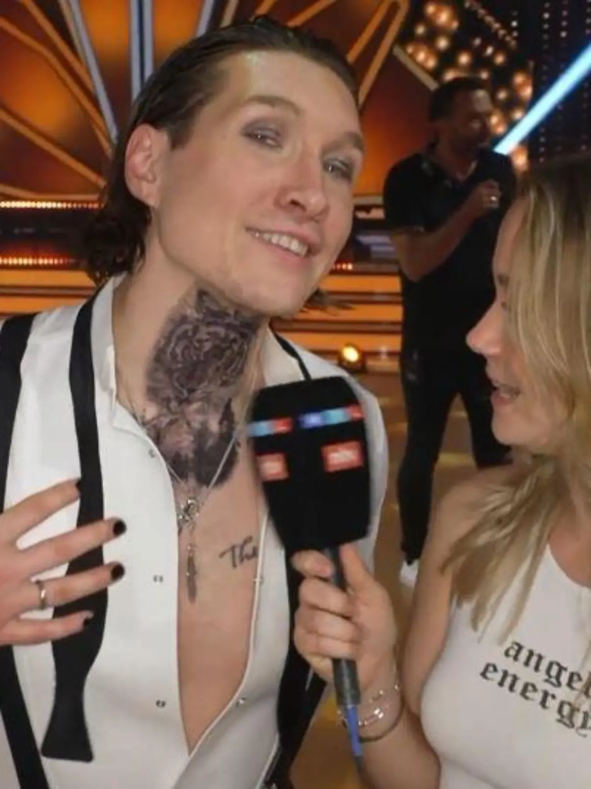 Evgeny Vinokurov präsentiert seine Tattoos