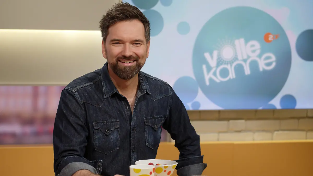 ARCHIV - 26.08.2019, Nordrhein-Westfalen, Düsseldorf: Der Moderator Ingo Nommsen sitzt bei einem Fototermin zum 20. Jubiläum der ZDF Fernsehsendung "Volle Kanne" im Studio (zu dpa: «Tod von Vater war ein Wendepunkt für Ingo Nommsen»). Foto: Henning Kaiser/dpa +++ dpa-Bildfunk +++