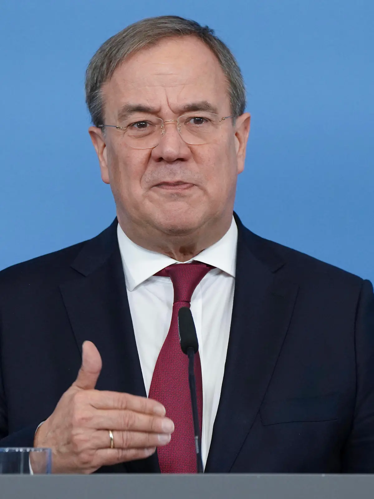 Pressekonferenz in Nachgang der Konferenz der Regierungschefinnen und Regierungschefs der Laender MPK Aktuell, 22.10.2021, Koenigswinter/Bonn, Armin Laschet Ministerpraesident von Nordrhein-Westfalen im Portrait bei der Pressekonferenz im Anschluss an die Jahreskonferenz der Regierungschefinnen und Regierungschefs der Laender sowie die Staffeluebergabe an das neue Vorsitzland Nordrhein-Westfalen fuer die Ministerpraesidentenkonferenz Petersberg - Koenigswinter Nordrhein-Westfalen Deutschland *** Press conference following the conference of the heads of government of the states MPK News, 22 10 2021, Koenigswinter Bonn, Armin Laschet Prime Minister of North Rhine-Westphalia in portrait at the press conference following the annual conferenc 