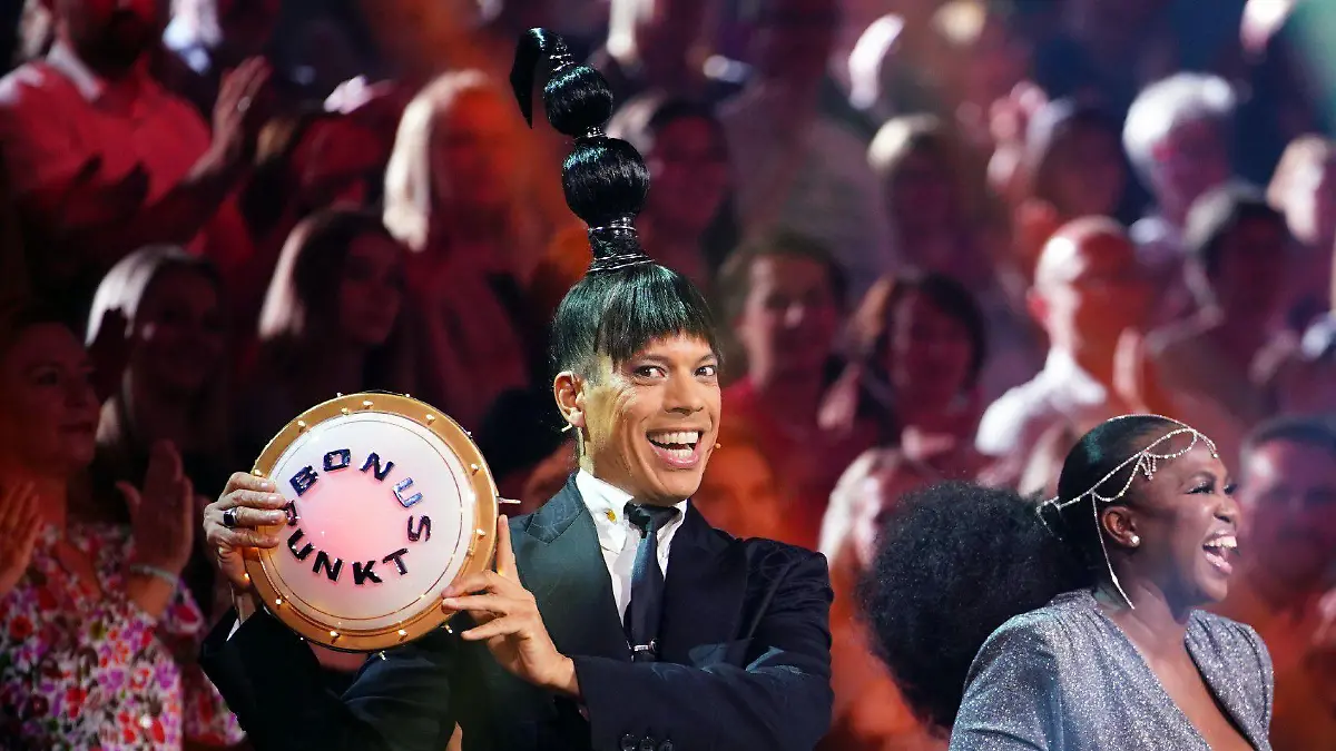 Die Jury mit Jorge González (l.), Motsi Mabuse und Joachim Llambi.
Die Verwendung des sendungsbezogenen Materials ist nur mit dem Hinweis und Verlinkung auf RTL+ gestattet.