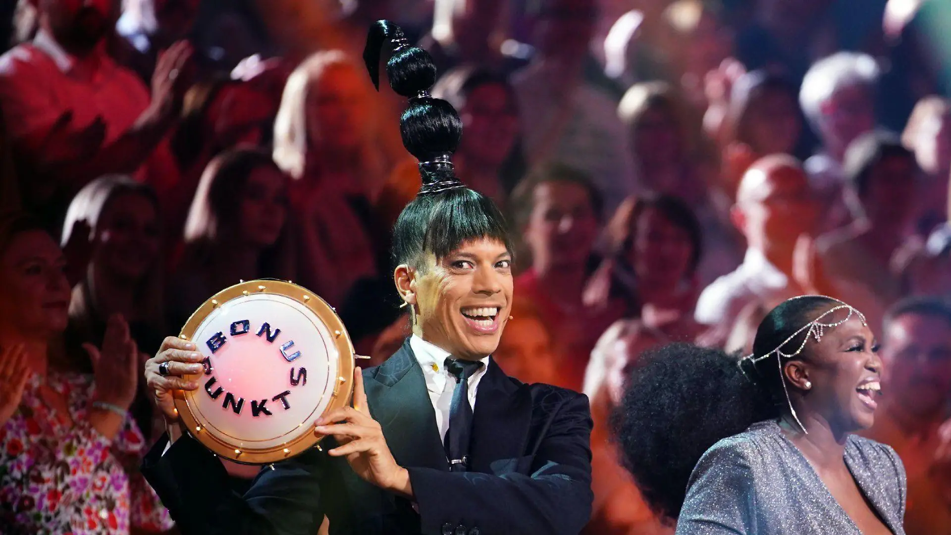 Die Jury mit Jorge González (l.), Motsi Mabuse und Joachim Llambi.
Die Verwendung des sendungsbezogenen Materials ist nur mit dem Hinweis und Verlinkung auf RTL+ gestattet.