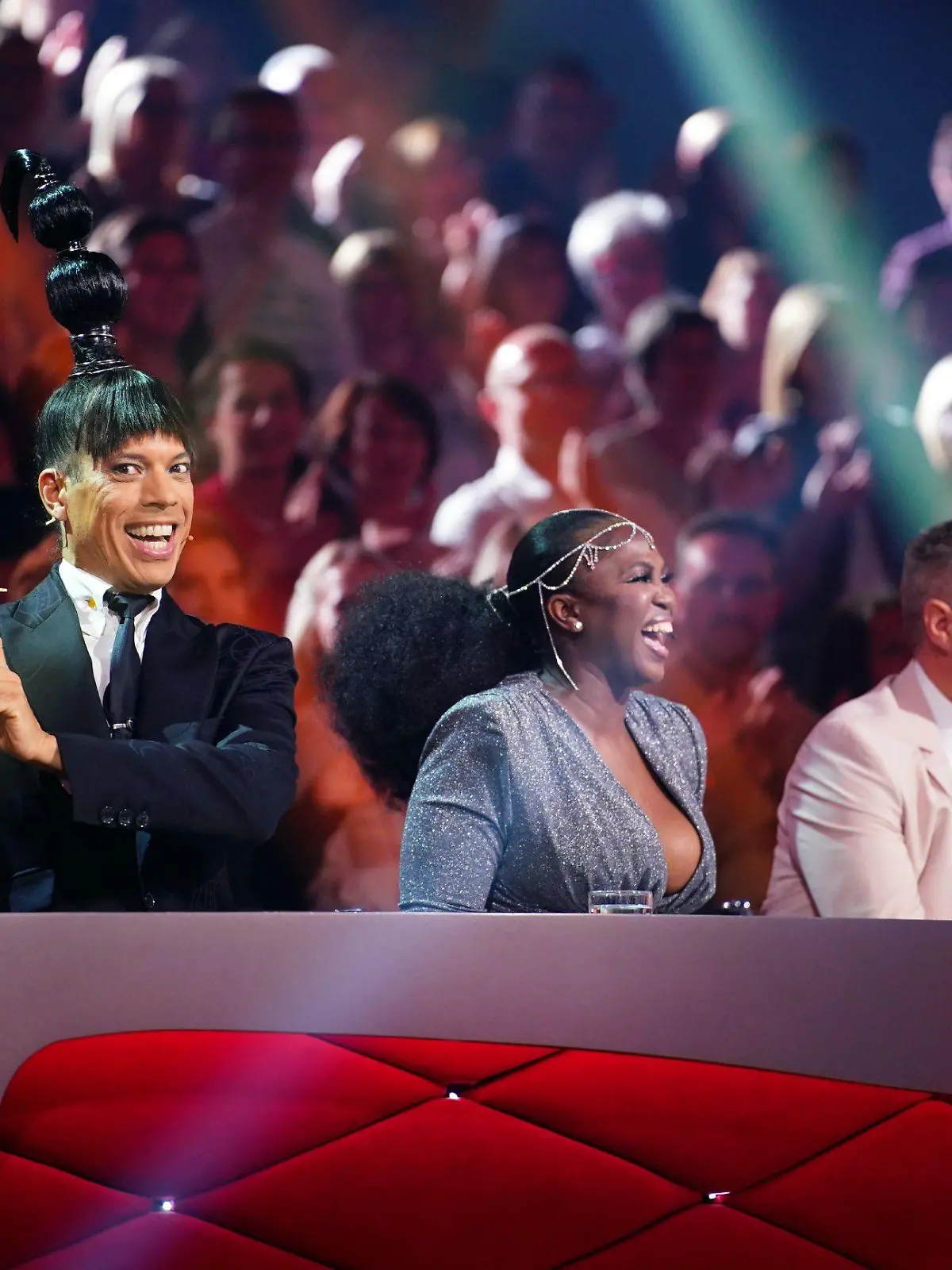 Die Jury mit Jorge González (l.), Motsi Mabuse und Joachim Llambi.

Die Verwendung des sendungsbezogenen Materials ist nur mit dem Hinweis und Verlinkung auf RTL+ gestattet.