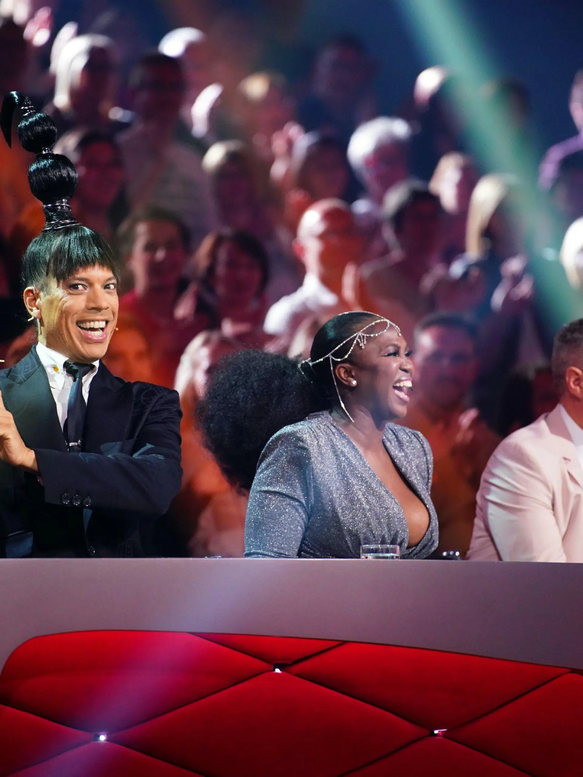 Die Jury mit Jorge González (l.), Motsi Mabuse und Joachim Llambi.

Die Verwendung des sendungsbezogenen Materials ist nur mit dem Hinweis und Verlinkung auf RTL+ gestattet.