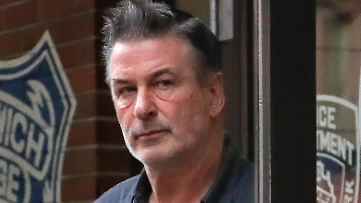 ARCHIV - 02.11.2018, USA, New York: US-Schauspieler Alec Baldwin verlässt das 10. Revier der New Yorker Polizei. Tragischer Vorfall bei Filmarbeiten in den USA: Hollywood-Star Alec Baldwin hat beim Dreh eines Westerns mit einer Requisitenwaffe geschossen und dabei zwei Menschen getroffen. (zu dpa «Tod am Set: Vorfall mit Requisitenwaffe bei Dreh mit Alec Baldwin») Foto: Julie Jacobson/AP/dpa +++ dpa-Bildfunk +++