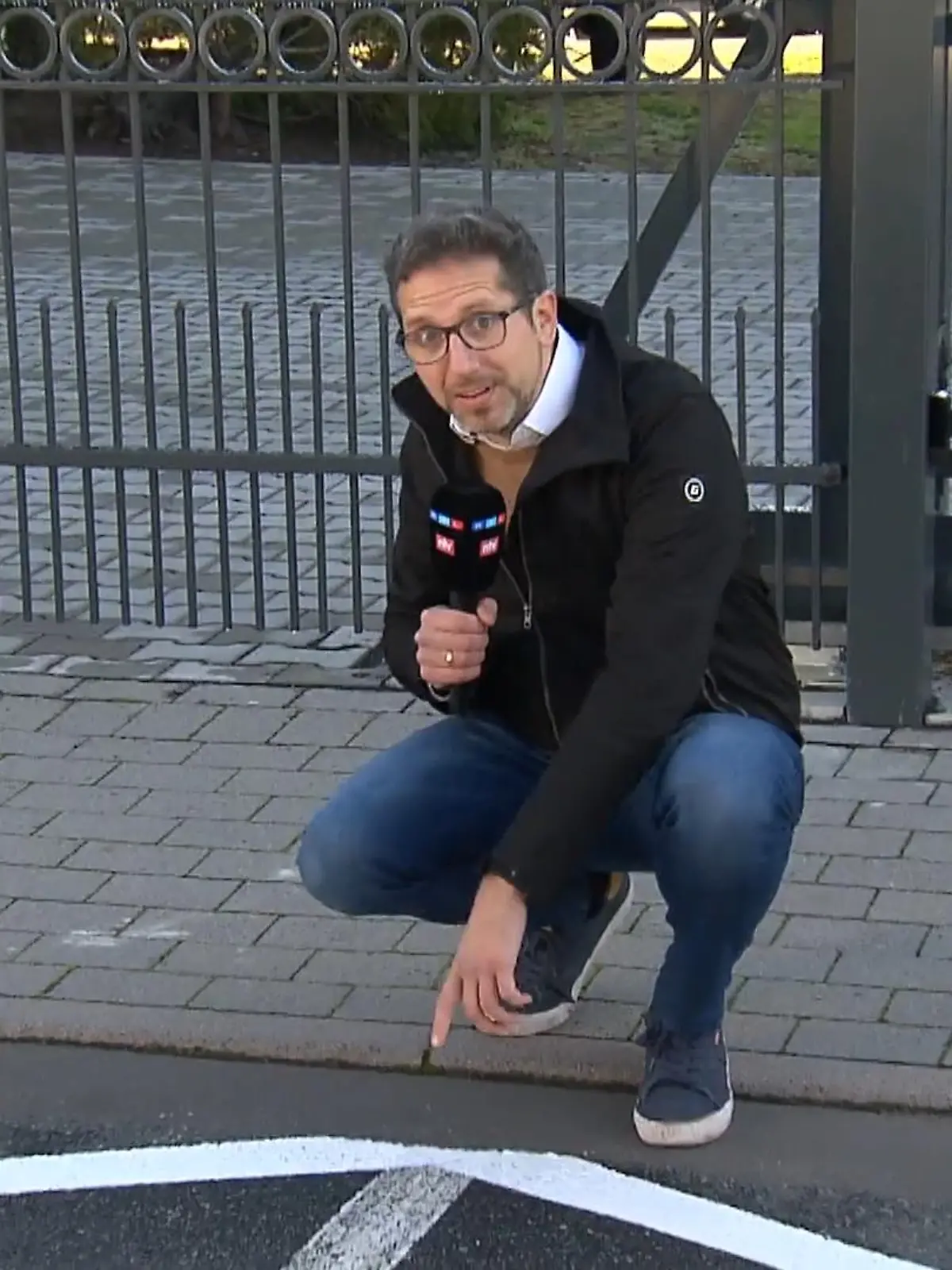 Weil sich ein Anwohner in Egelsbach offenbar von all den parkenden Autos vor seinem Grundstück gestört fühlt, greift er zu Pinsel und Farbe. Das Ergebnis: Eine eigene Parkverbotslinie! Ziemlich eigenwillige Idee, die bei seinen Nachbarn und dem Bürgermeister gar nicht gut ankommt. Die Reaktionen zeigen wir im Video.