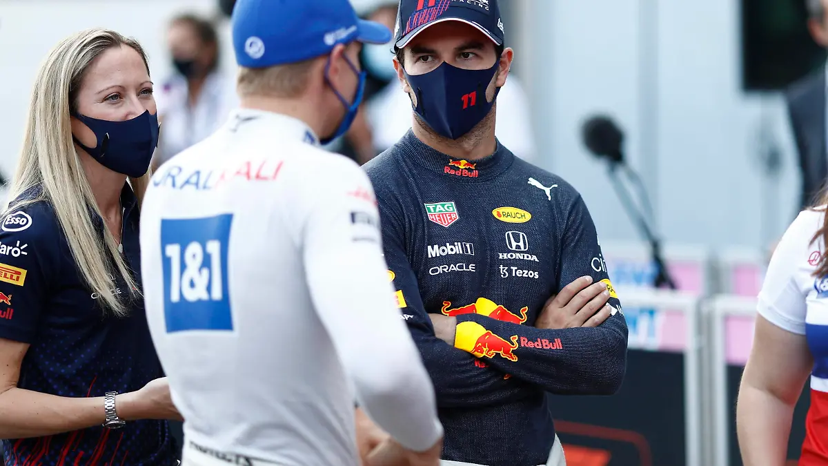 Formula 1 2021: Italian GP AUTODROMO NAZIONALE MONZA, ITALY - SEPTEMBER 11: Mick Schumacher, Haas F1, talks with Sergio Perez, Red Bull Racing during the Italian GP at Autodromo Nazionale Monza on Saturday September 11, 2021 in Monza, Italy. Photo by Andy Hone / LAT Images Images PUBLICATIONxINxGERxSUIxAUTxHUNxONLY GP2114_151852_ONY4289