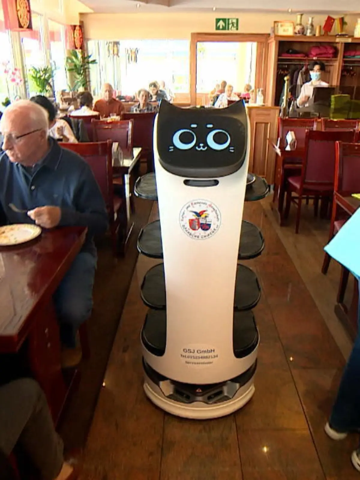 Bild zu: "Roboter als Kellner"