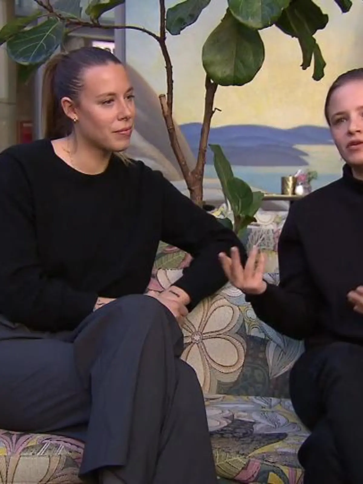 Die vielen Monate im Lockdown waren für Kreativschaffende nicht gerade die besten Zeiten. Schauspielerin Jasna Fritzi Bauer und die Künstlerin Katharina Zorn haben sich deshalb zusammengeschlossen und ein neues Projekt gestartet, welches völlig unabhängig von Museen, Kinos und Theatern die Menschen erreicht hat – am Freitag haben sie es auf der Frankfurter Buchmesse vorgestellt.
