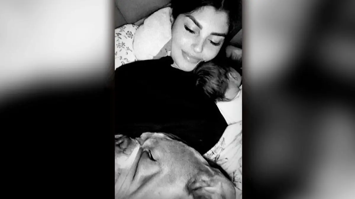Yeliz Koc mit Töchterchen Snow und Hündin Luna.