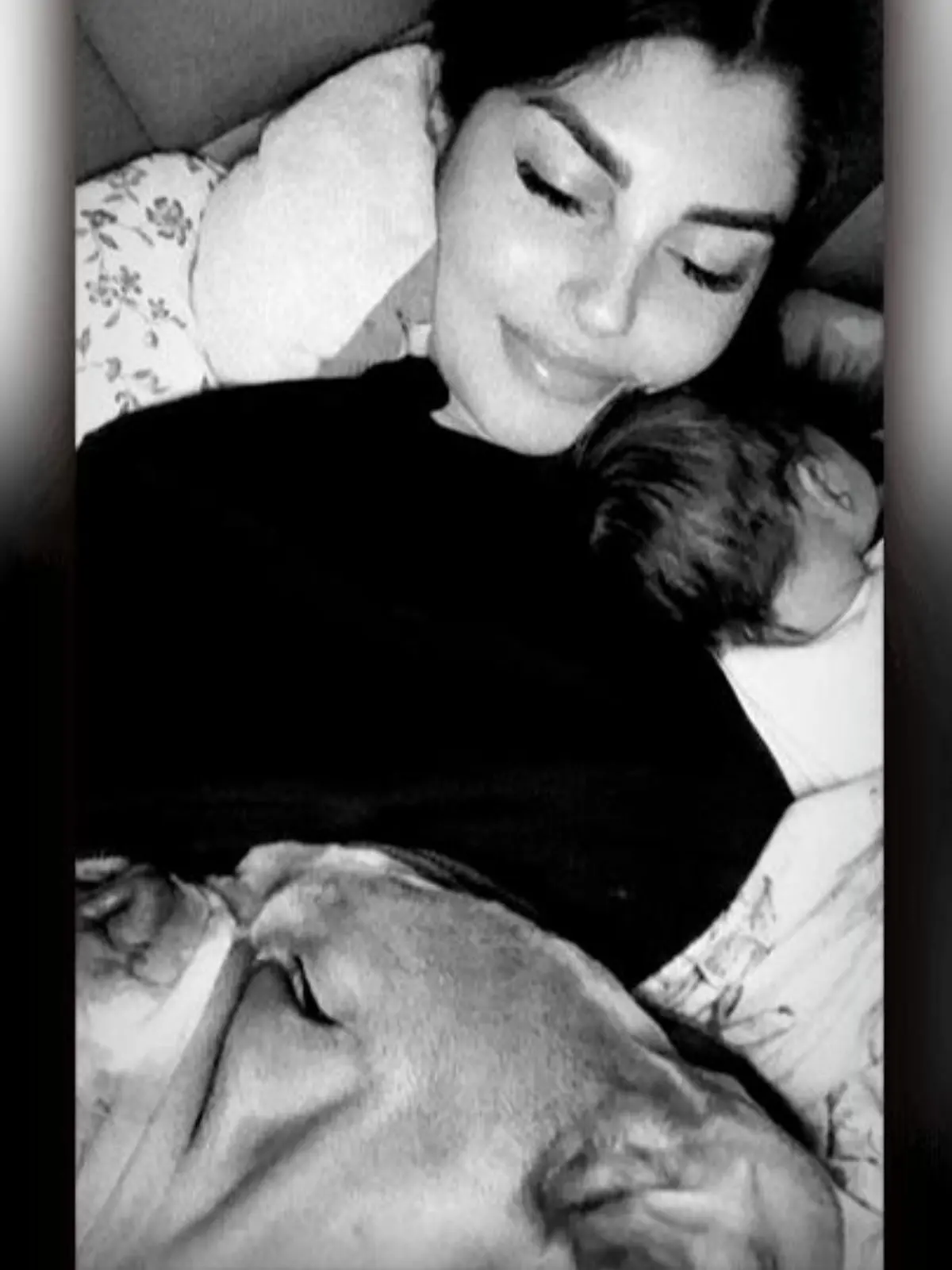 Yeliz Koc mit Töchterchen Snow und Hündin Luna.