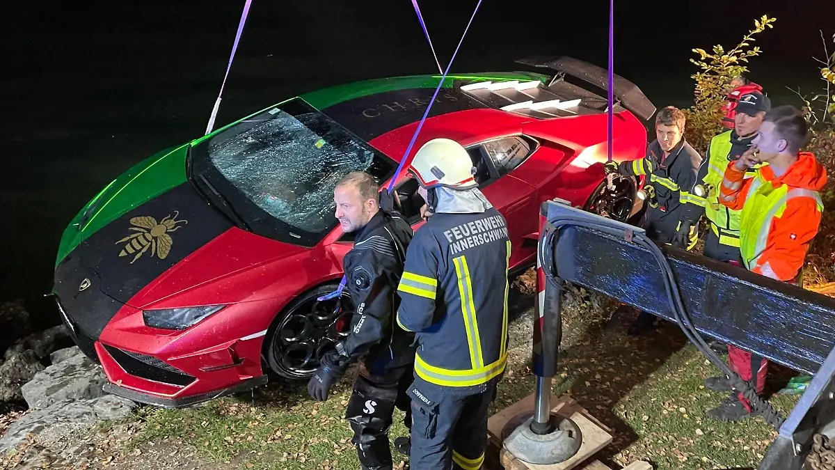 Die Polizei barg einen Lamborghini Huracan aus dem Mondsee. Der Fahrer hatte offenbar Gas und Bremse verwechselt.