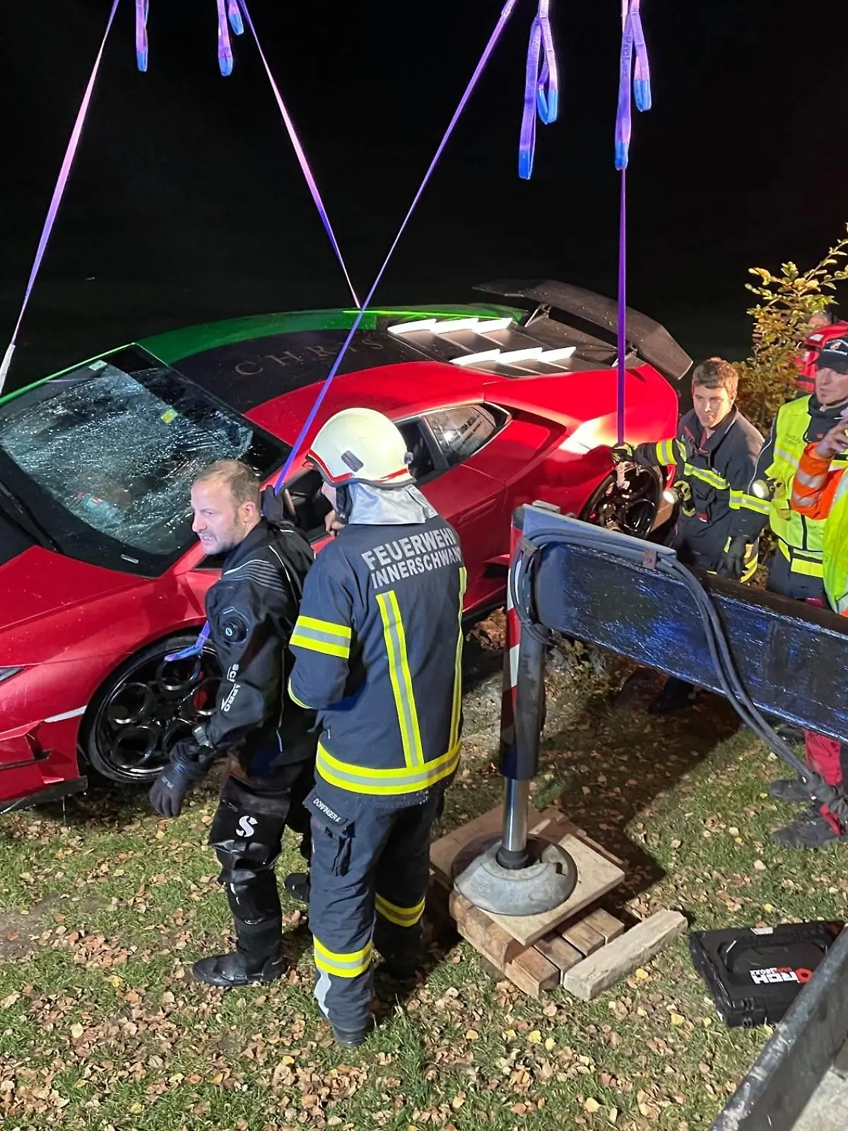 Die Polizei barg einen Lamborghini Huracan aus dem Mondsee. Der Fahrer hatte offenbar Gas und Bremse verwechselt.