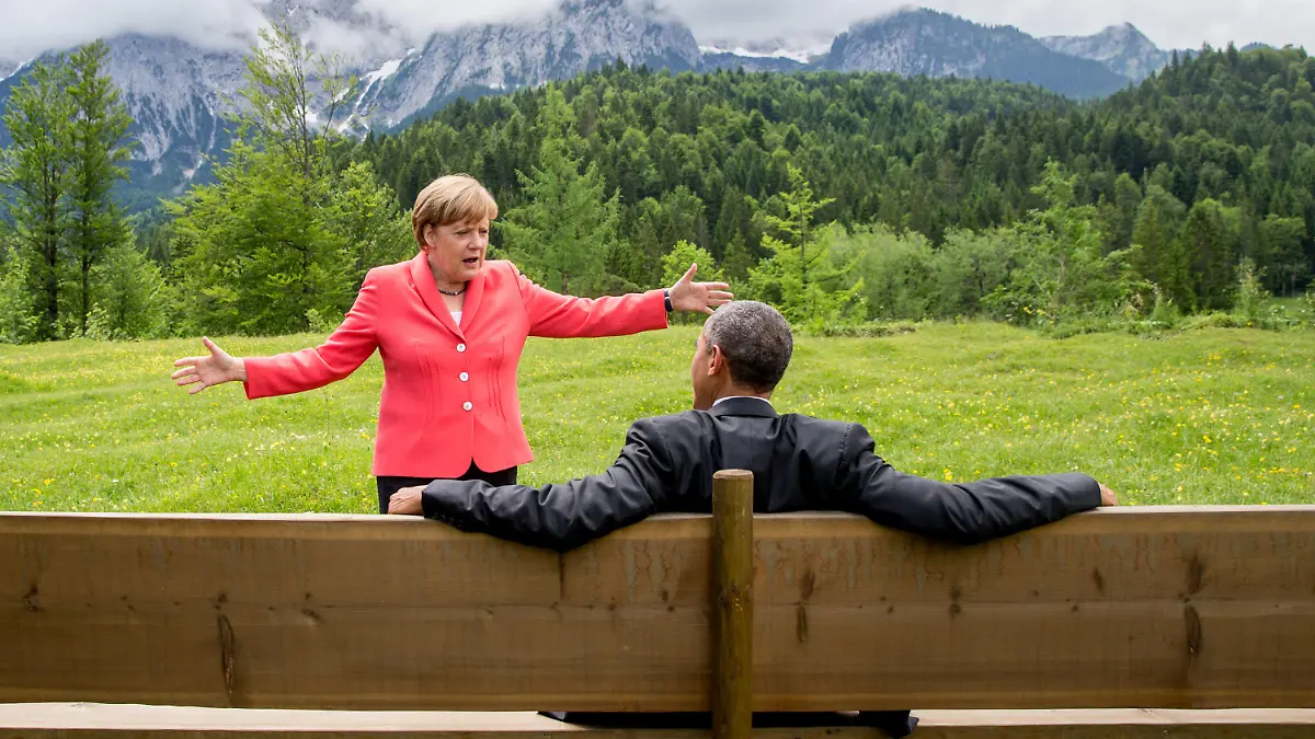 ARCHIV - 08.06.2015, Bayern, Elmau: Bundeskanzlerin Angela Merkel spricht im Rahmen der G7 Konferenz mit US-Präsident Barack Obama auf einer Wiese bei Schloss Elmau vor der Wettersteinspitze. (zu dpa: Obama: Merkel ist eine herausragende Führungspersönlichkeit) Foto: Michael Kappeler/dpa POOL/dpa +++ dpa-Bildfunk +++