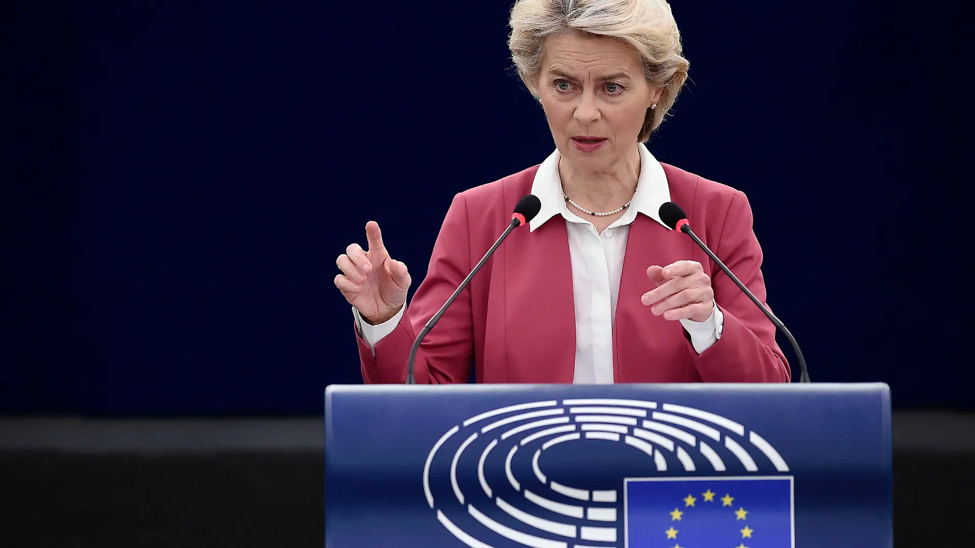 20.10.2021, Frankreich, Straßburg: Ursula von der Leyen, Präsidentin der Europäischen Kommission, spricht während einer Plenarsitzung des Europäischen Parlaments. Auf der vorläufigen Tagesordnung für den dritten Sitzungstag stehen unter anderem Debatten und Abstimmungen zur UN-Klimakonferenz vom 31. Oktober bis 12. November 2021 in Glasgow, zum EU-Gipfel am 21. und 22. Oktober 2021 sowie zur Rolle der EU bei der Bekämpfung der Covid-19-Pandemie. Foto: Frederick Florin/AFP POOL/AP/dpa +++ dpa-Bildfunk +++