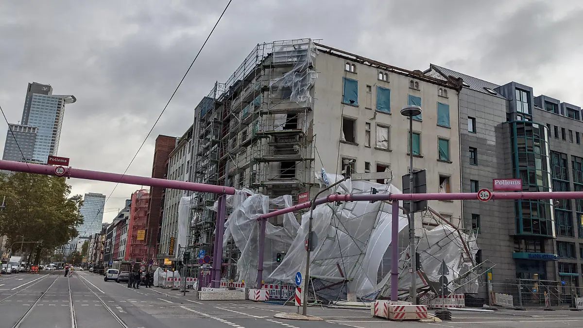 Eingestürztes Baugerüst an der Mainzer Landstraße. Foto: Feuerwehr Frankfurt