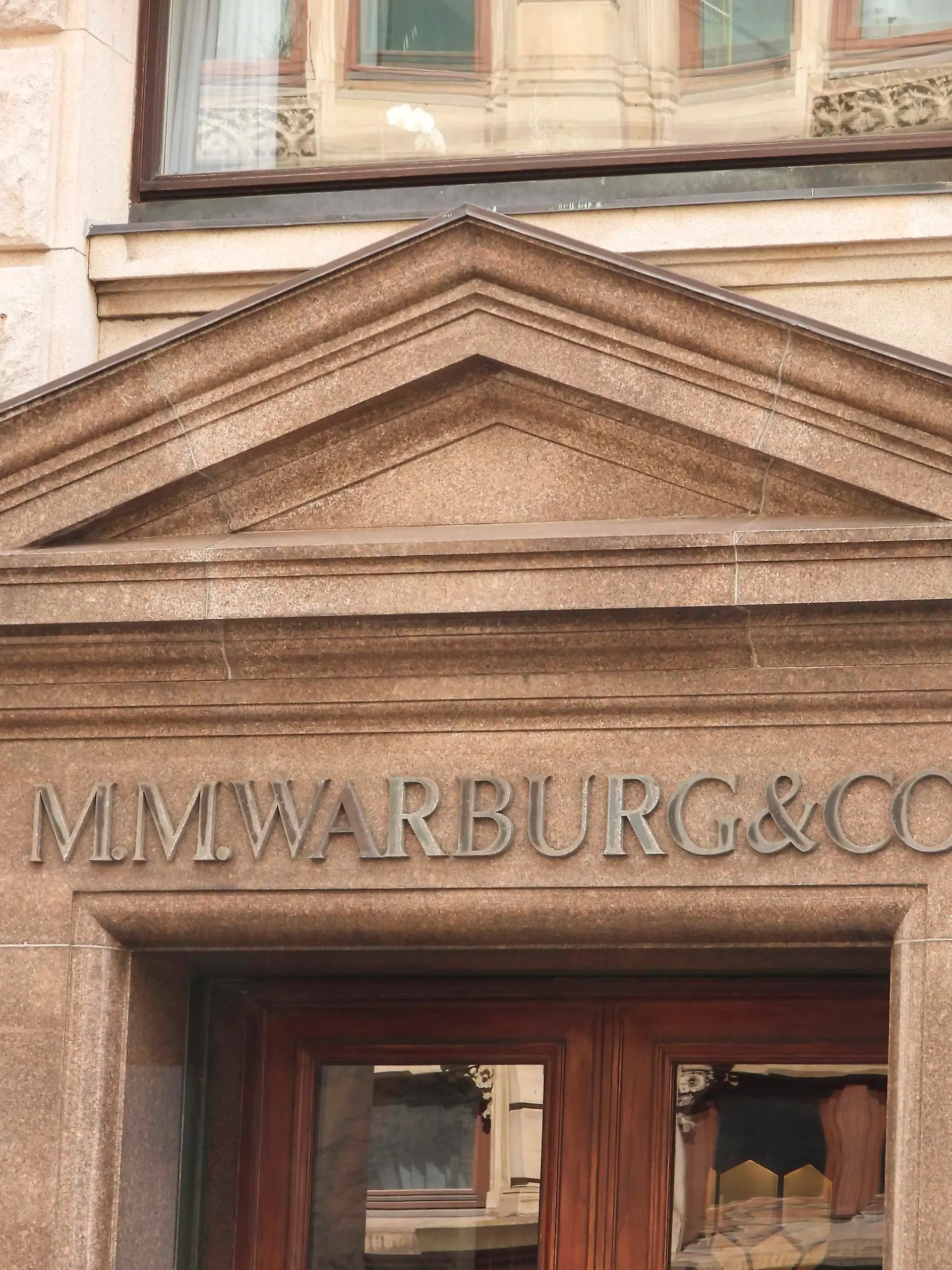 Hamburg / Karlsruhe 28.07.2021 Aussenansicht Eingangsbereich der Hamburger Warburg Bank , die Bank muss wegen des CUM EX Skandal 176 Millionn Euro zahlen Der Bundesgerichtshof fällt Urteil Der Bundesgerichtshof in Karlsruhe hat heute das Urteil gefällt das die sogenannten CUM EX Geschäfte strafbar waren und 176 Millionen Euro an den Fiskus gezahlt werden müssen