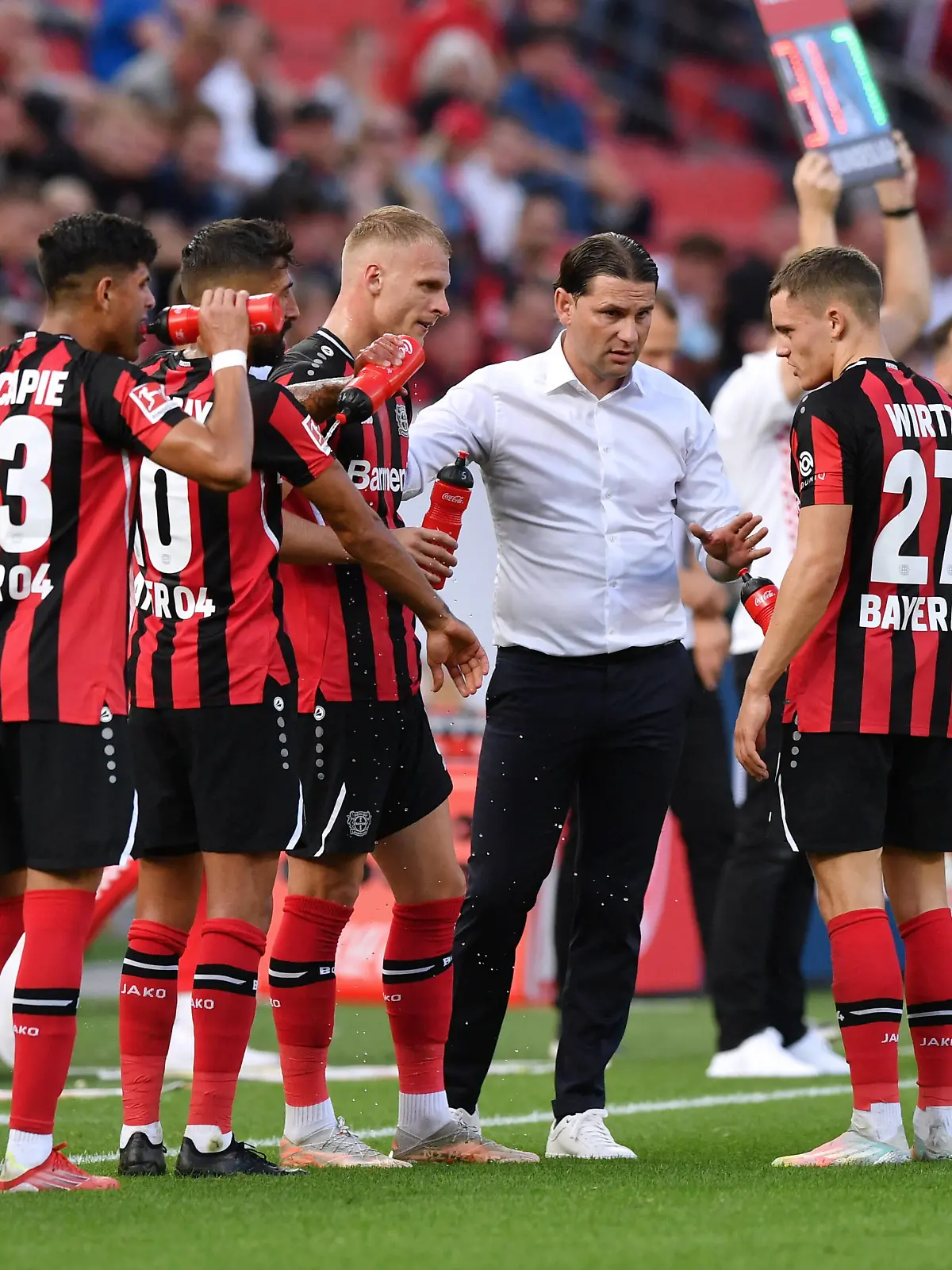  Trainer Gerardo Seoane Bayer 04 Leverkusen mit Florian Wirtz Bayer 04 Leverkusen, Mitchel Bakker Bayer 04 Leverkusen, Kerem Demirbay Bayer Leverkusen, Piero Hincapie Bayer 04 Leverkusen, v.re. 25.09.2021, Fussball GER, Saison 2021 2022, 1. Bundesliga, 6. Spieltag, Bayer 04 Leverkusen - FSV Mainz 05 1:0, Foto: Maik Hölter/TEAM2sportphoto ***DFL regulations prohibit any use of photographs as image sequences and/or quasi-video.*** Leverkusen Nordrhein Westfalen Deutschland *** Coach Gerardo Seoane Bayer 04 Leverkusen with Florian Wirtz Bayer 04 Leverkusen , Mitchel Bakker Bayer 04 Leverkusen , Kerem Demirbay Bayer Leverkusen , Piero Hincapie Bayer 04 Leverkusen , v re 25 09 2021, Football GER, Season 2021 2022, 1 Bundesliga, Matchday 6, Bayer 04 Leverkusen FSV Mainz 05 1 0, Photo Maik Hölter TEAM2sportphoto DFL regulations prohibit any use of photographs as image sequences and or quasi video Leverkusen Nordrhein Westfalen Germany Team2