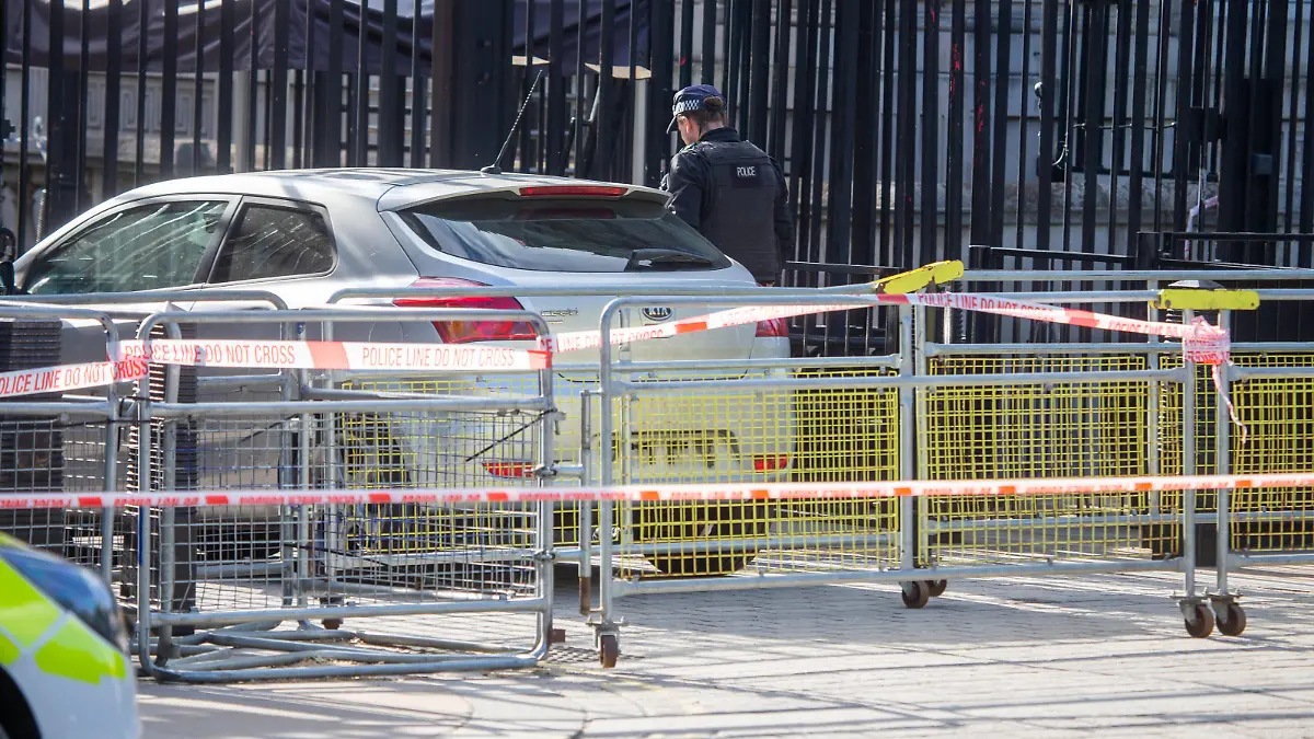May 25, 2023, London, England, United Kingdom: The scene outside Downing Street after a car collided with the gates of UK Prime MinisterÃââ s office in London. The Metropolitan Police announced that armed officers arrested a man on suspicion of criminal damage and dangerous driving. London United Kingdom - ZUMAs262 20230525_zip_s262_079 Copyright: xTayfunxSalcix