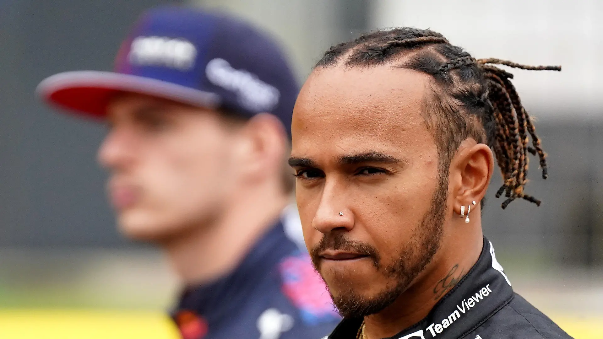 ARCHIV - 15.07.2021, Großbritannien, Silverstone: Lewis Hamilton aus Großbritannien vom Team Mercedes (r) und Max Verstappen aus den Niederlanden vom Team Red Bull stehen im Fahrerlager vor dem Großen Preis von Großbritannien auf dem Silverstone Circuit. (zu dpa «Red Bull kündigt harte Gegenwehr gegen Austin-Favorit Hamilton an») Foto: Tim Goode/PA Wire/dpa +++ dpa-Bildfunk +++