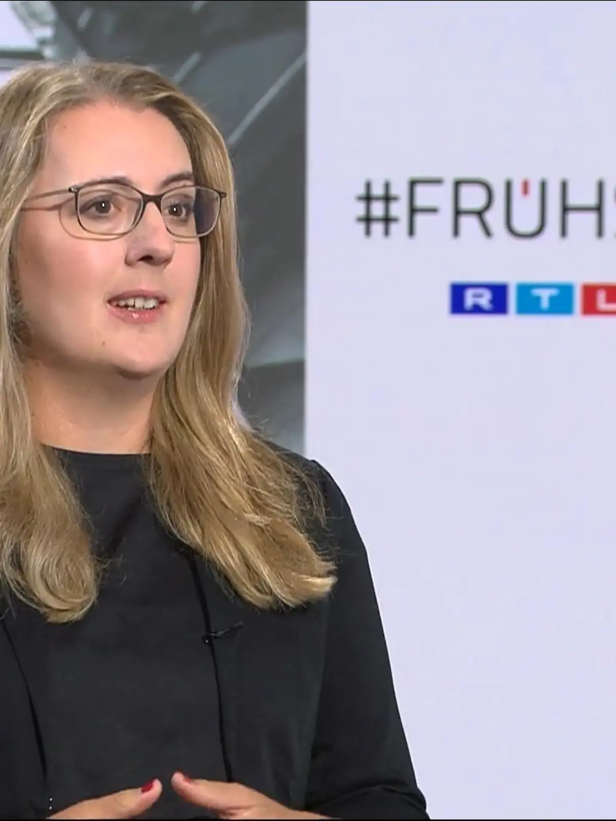 Die Fraktionschefin der Grünen, Katharina Dröge, hält die wirtschaftlichen Sanktionen gegenüber Russland weiterhin für das richtige Mittel, auch wenn sie sich einen schnelleren Effekt gewünscht hätte. Es sei bei einer so großen Volkswirtschaft nicht unwahrscheinlich, dass Sanktionen erst mit einiger Zeit ihre volle Wirkung entfalten, so Dröge.