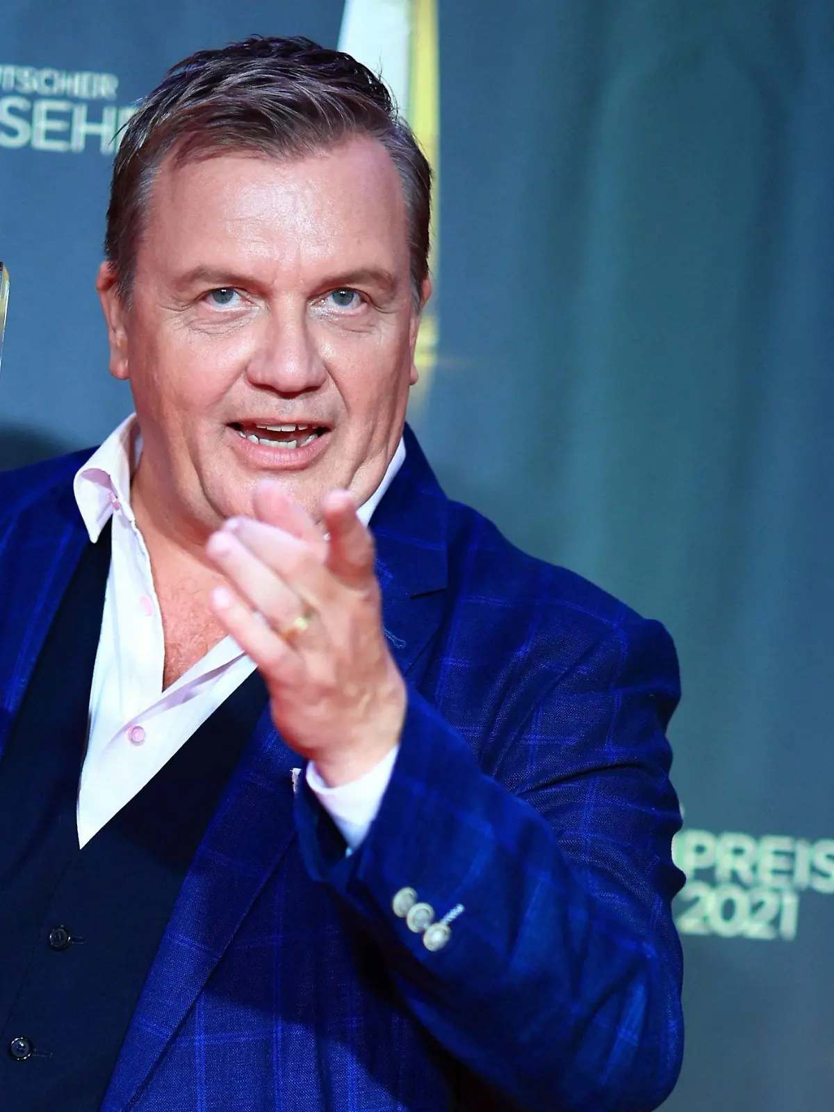 ACHTUNG: SPERRFRIST 22. OKTOBER 00:00 UHR.  - ARCHIV - 16.09.2021, Nordrhein-Westfalen, Köln: Entertainer Hape Kerkeling freut sich nach der Verleihung des Deutschen Fernsehpreises 2021 im Tanzbrunnen über die Auszeichnung in der Kategorie "Ehrenpreis". Kerkeling hat sich auf dem Höhepunkt der Corona-Pandemie ziemlich gelangweilt. (zu dpa "Hape Kerkeling war in der Corona-Zeit langweilig) Foto: Marcel Kusch/dpa +++ dpa-Bildfunk +++