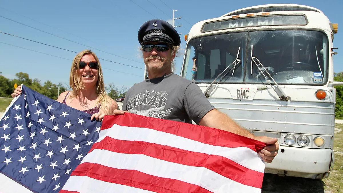 Die Reimanns, Deutschlands beliebteste Auswandererfamilie, geht auf einen abenteuerlichen Road Trip quer durch die USA: Mit ihrem umgebauten "Greyhound"-Bus erkunden die Ex-Hamburger Manuela und Konny Reimann mit ihren Kindern das Land der unbegrenzten Möglichkeiten auf ihre ganz spezielle Reimann-Art.
