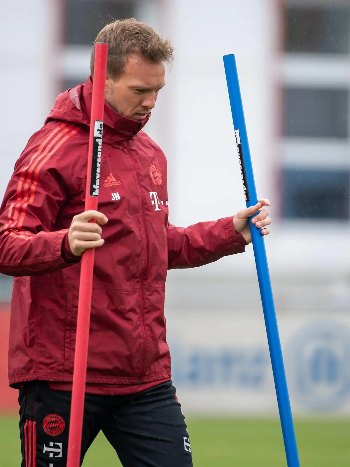  Head coach Julian Nagelsmann FC Bayern Muenchen mit Stangen, FC Bayern Muenchen Training, Saison 2021/2022 an der Saebenerstrasse. 12.10.2021 Muenchen Bayern Deutschland *** Head coach Julian Nagelsmann FC Bayern Muenchen with poles, FC Bayern Muenchen training, season 2021 2022 at Saebenerstrasse 12 10 2021 Muenchen Bayern Germany Copyright: xkolbert-press/UlrichxGamelx