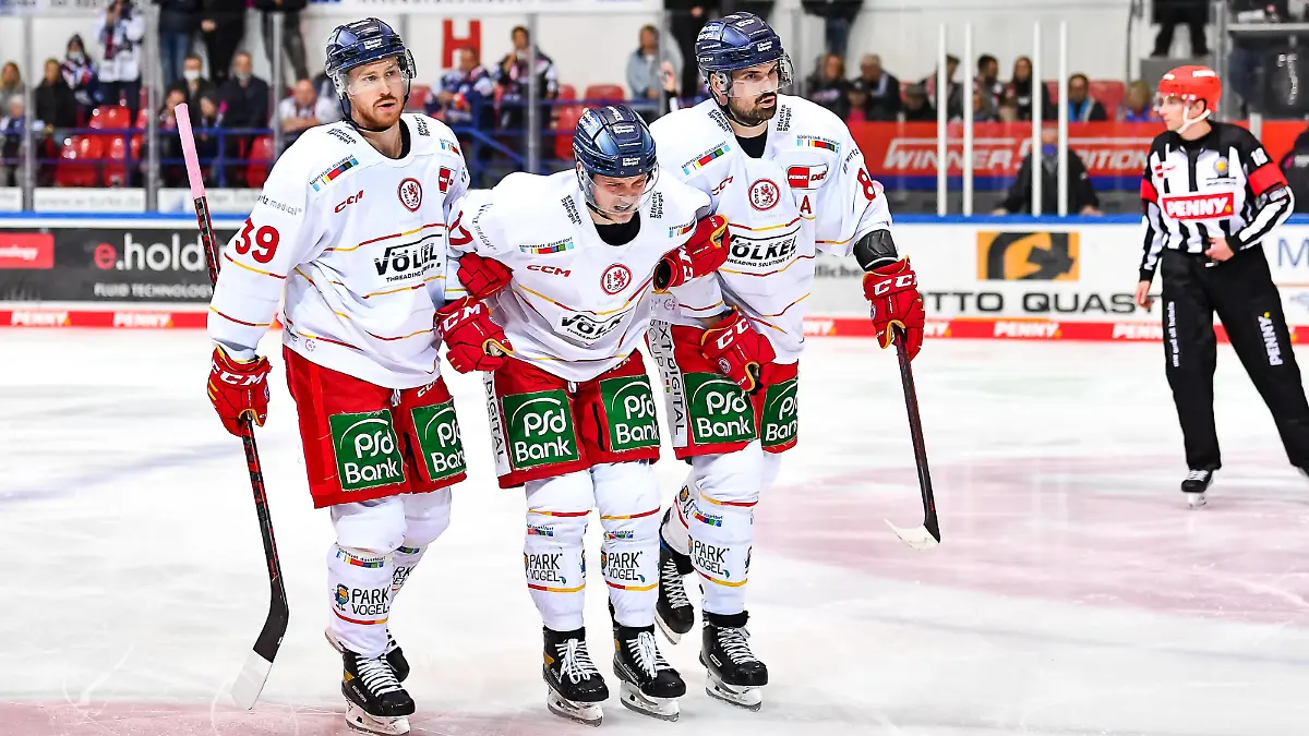 Verletzung Mike Fischer 71, Düsseldorfer EG Marco Nowak 8, Düsseldorfer EG Victor Svensson 39, Düsseldorfer EG , Iserlohn Roosters vs. Düsseldorfer EG, Penny-DEL, 17.10.2021, Iserlohn Roosters vs. Düsseldorfer EG, Penny-DEL, 17.10.2021, Foto: Jonas Brockmann/ Eibner Pressefoto Iserlohn *** Injury Mike Fischer 71, Düsseldorfer EG Marco Nowak 8, Düsseldorfer EG Victor Svensson 39, Düsseldorfer EG , Iserlohn Roosters vs Düsseldorfer EG, Penny DEL, 17 10 2021, Iserlohn Roosters vs Düsseldorfer EG, Penny DEL, 17 10 2021, Photo Jonas Brockmann Eibner Press Photo Iserlohn. Copyright: xJonasxBrockmann/xEibner-Pressefox EP_JBN