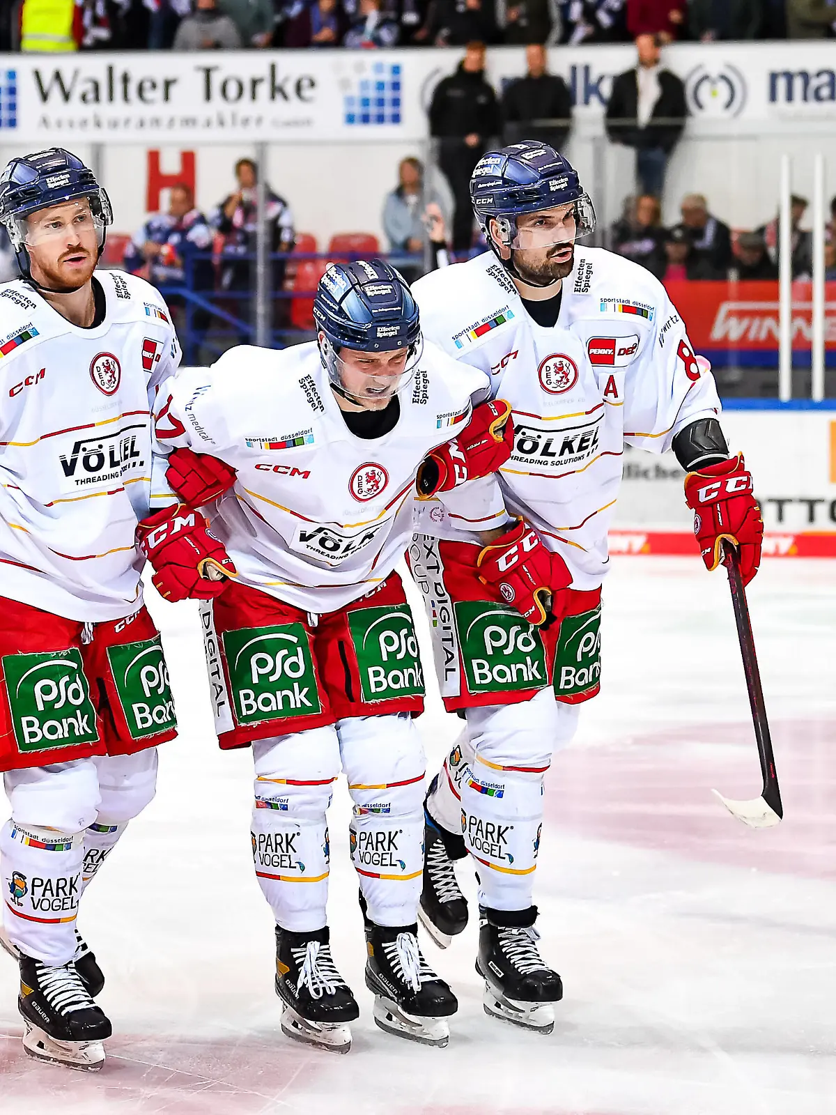  Verletzung Mike Fischer 71, Düsseldorfer EG Marco Nowak 8, Düsseldorfer EG Victor Svensson 39, Düsseldorfer EG , Iserlohn Roosters vs. Düsseldorfer EG, Penny-DEL, 17.10.2021, Iserlohn Roosters vs. Düsseldorfer EG, Penny-DEL, 17.10.2021, Foto: Jonas Brockmann/ Eibner Pressefoto Iserlohn *** Injury Mike Fischer 71, Düsseldorfer EG Marco Nowak 8, Düsseldorfer EG Victor Svensson 39, Düsseldorfer EG , Iserlohn Roosters vs Düsseldorfer EG, Penny DEL, 17 10 2021, Iserlohn Roosters vs Düsseldorfer EG, Penny DEL, 17 10 2021, Photo Jonas Brockmann Eibner Press Photo Iserlohn. Copyright: xJonasxBrockmann/xEibner-Pressefox EP_JBN