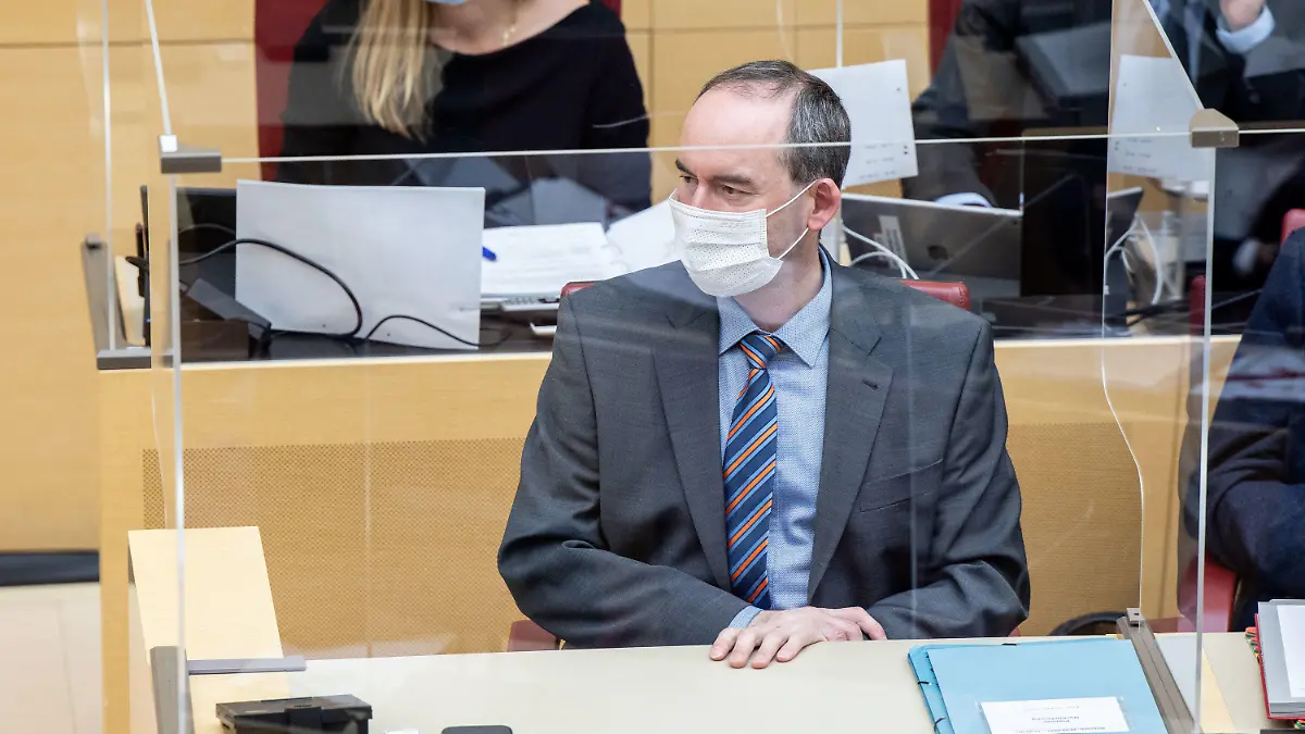 ARCHIV - 29.09.2021, Bayern, München: Hubert Aiwanger, Wirtschaftsminister und Landesvorsitzender der Freien Wähler in Bayern, sitzt während einer Plenarsitzung im bayerischen Landtag an seinem Platz (zu «Positiver Corona-Test bei Freien Wählern - Aiwanger sagt Termine ab»). Foto: Matthias Balk/dpa +++ dpa-Bildfunk +++