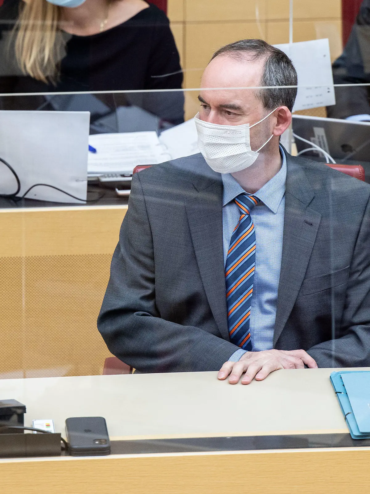 ARCHIV - 29.09.2021, Bayern, München: Hubert Aiwanger, Wirtschaftsminister und Landesvorsitzender der Freien Wähler in Bayern, sitzt während einer Plenarsitzung im bayerischen Landtag an seinem Platz (zu «Positiver Corona-Test bei Freien Wählern - Aiwanger sagt Termine ab»). Foto: Matthias Balk/dpa +++ dpa-Bildfunk +++