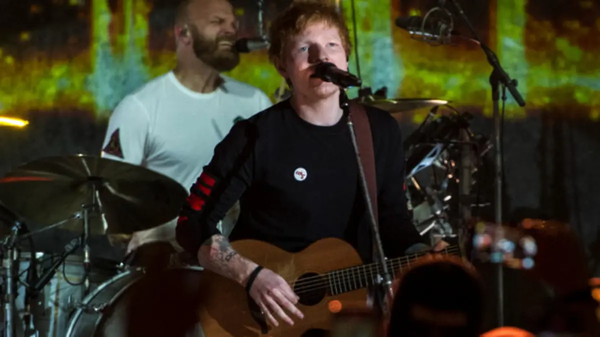 Ed Sheeran verputzte zwei Liter Schokoladeneis bei Eiscreme-Challenge