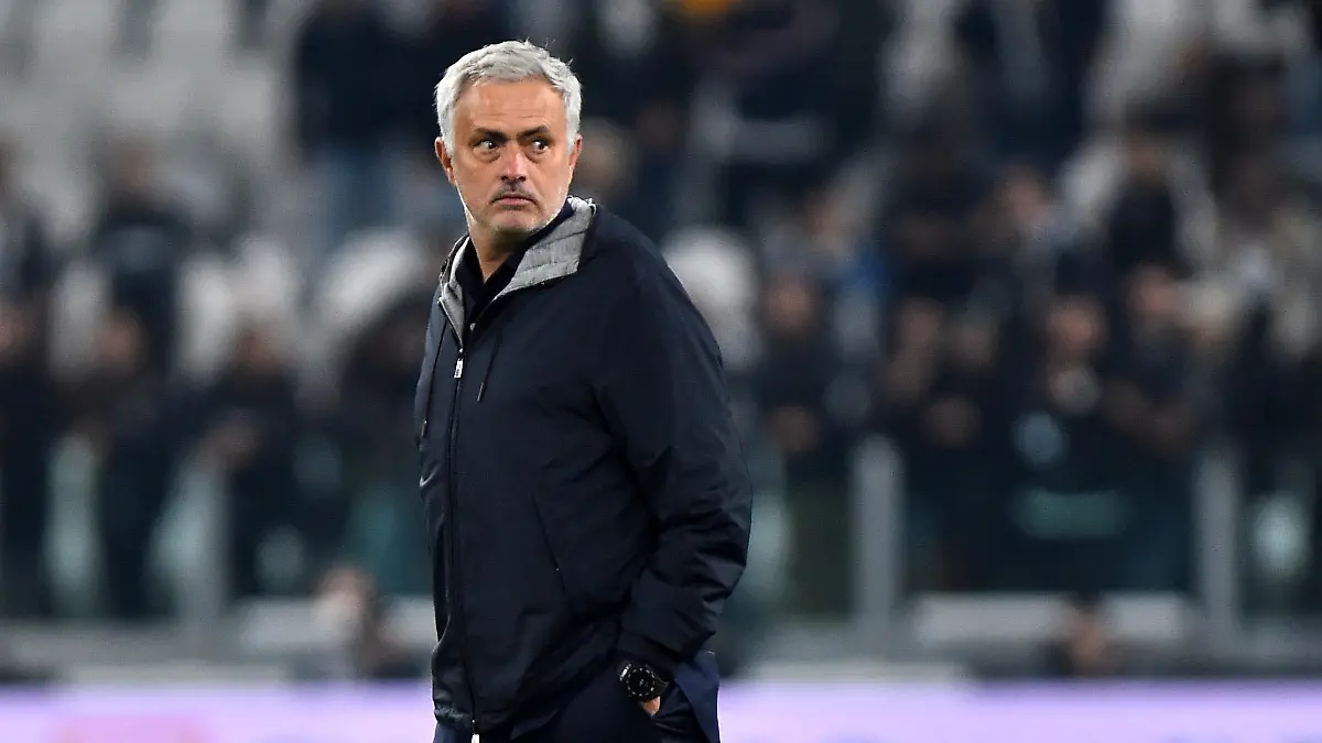 Soccer Football - Serie A - Juventus v AS Roma - Allianz Stadium, Turin, Italy - October 17, 2021 AS Roma coach Jose Mourinho looks dejected after the match REUTERS/Massimo Pinca