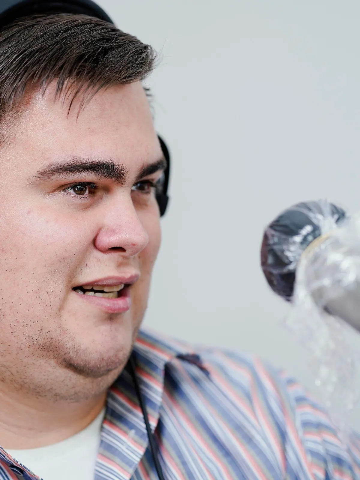 ARCHIV - 12.10.2020, Baden-Württemberg, Mannheim: Sebastian Koch, Redakteur bei der Tageszeitung «Mannheimer Morgen» und Moderator des Stotterer-Podcast «P-P-P-Podcast - Der Podcast von Stotternden für Stotternde», spricht im Podcast-Aufnahmestudio während eines Interviews. (zu dpa: «Vom Kampf mit der Sprache - 800 000 Stotternde in Deutschland») Foto: Uwe Anspach/dpa +++ dpa-Bildfunk +++