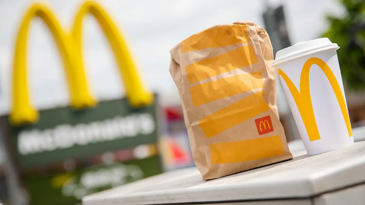 23.05.2023, Baden-Württemberg, Tübingen: Eine McDonald's To-Go-Tüte und ein dazugehöriger To-Go-Becher stehen vor einer Tübinger McDonald's Filiale. Das Bundesverwaltungsgericht verhandelt eine Klage von McDonald's gegen die Tübinger Verbrauchssteuer für Einweg-to-go-Verpackungen. Foto: Christoph Schmidt/dpa +++ dpa-Bildfunk +++