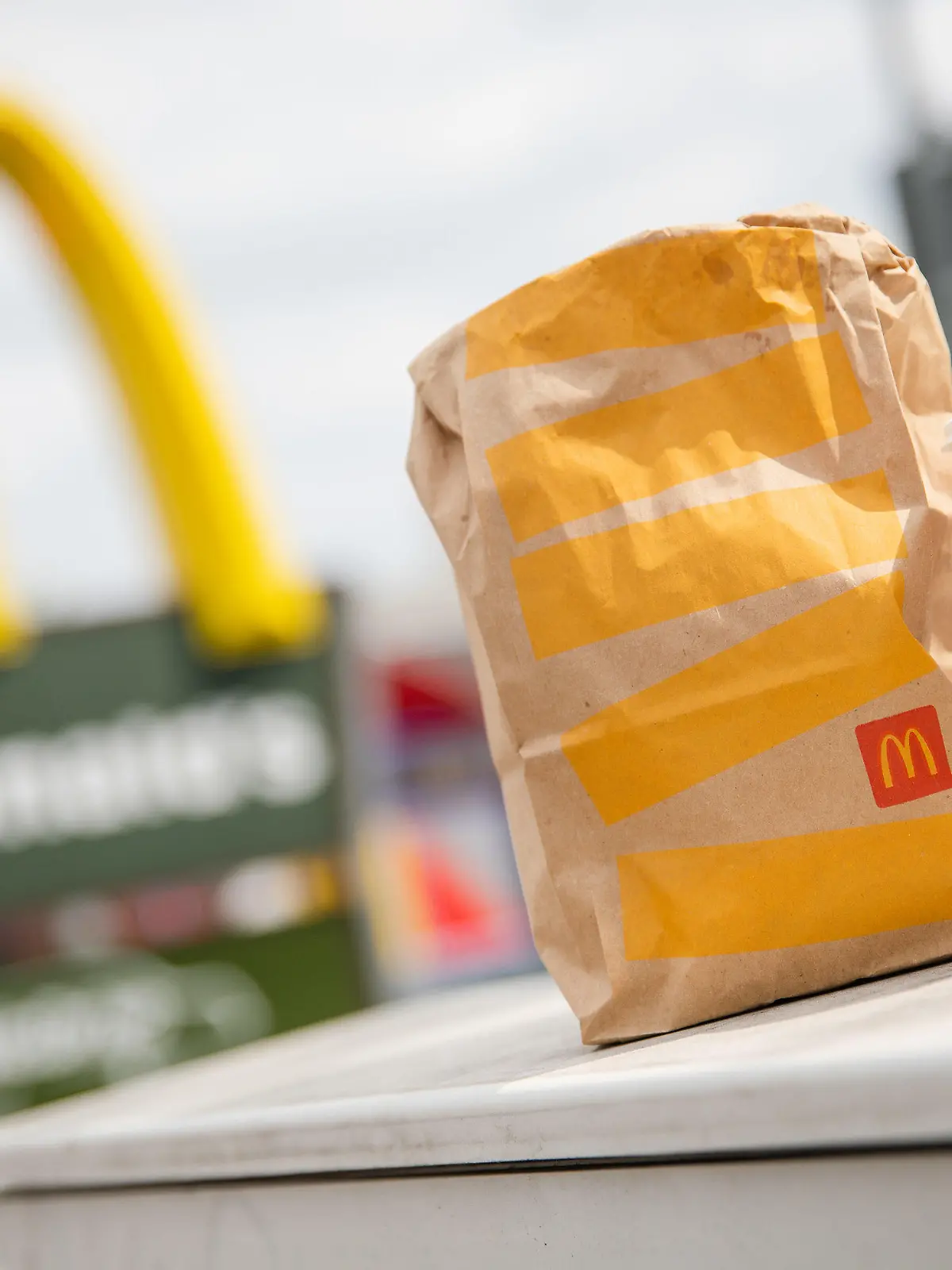 23.05.2023, Baden-Württemberg, Tübingen: Eine McDonald's To-Go-Tüte und ein dazugehöriger To-Go-Becher stehen vor einer Tübinger McDonald's Filiale. Das Bundesverwaltungsgericht verhandelt eine Klage von McDonald's gegen die Tübinger Verbrauchssteuer für Einweg-to-go-Verpackungen. Foto: Christoph Schmidt/dpa +++ dpa-Bildfunk +++
