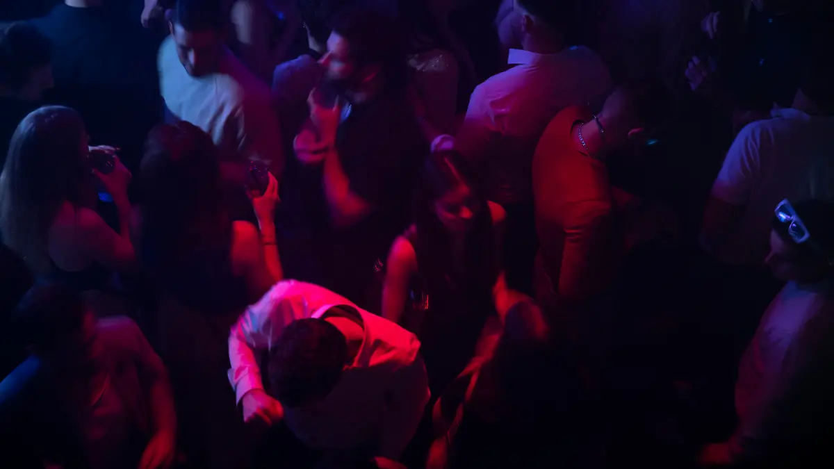 Tanzende Besucher des Gibson Clubs. Mit der Frage «Ist Luisa hier?» können sich Mädchen und Frauen ans Personal wenden und bekommen unmittelbar und diskret Hilfe. (zu dpa: ««Nein heißt nein» - Bewusstsein der Clubszene für Awareness steigt»)