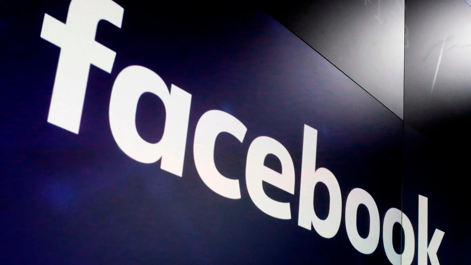 ARCHIV - 29.03.2018, USA, New York: Auf diesem Archivbild vom 29. März 2018 ist das Logo von Facebook auf Bildschirmen an der Nasdaq MarketSite am New Yorker Times Square zu sehen. (zu dpa «Facebook zahlt Millionenstrafe wegen Diskriminierung von US-Arbeitern») Foto: Richard Drew/AP/dpa +++ dpa-Bildfunk +++