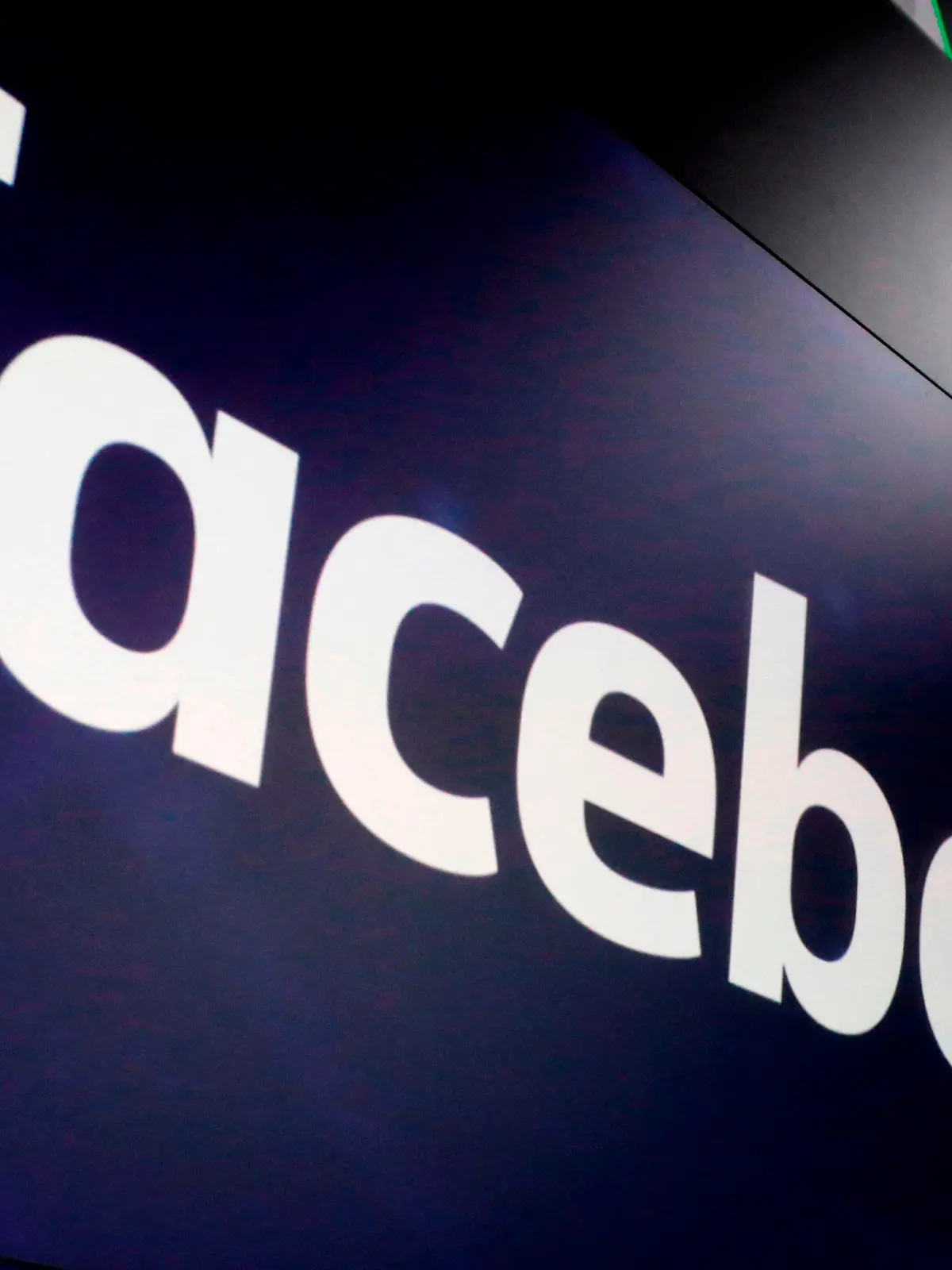 ARCHIV - 29.03.2018, USA, New York: Auf diesem Archivbild vom 29. März 2018 ist das Logo von Facebook auf Bildschirmen an der Nasdaq MarketSite am New Yorker Times Square zu sehen. (zu dpa «Facebook zahlt Millionenstrafe wegen Diskriminierung von US-Arbeitern») Foto: Richard Drew/AP/dpa +++ dpa-Bildfunk +++