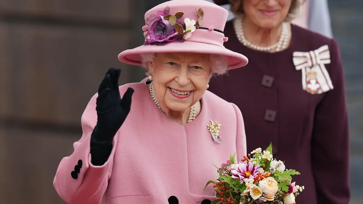 October 14, 2021, Cardiff, UK: Queen Elizabeth II leaves after attending the opening ceremony of the sixth session of the Senedd in Cardiff. Picture date: Thursday October 14, 2021. Cardiff UK PUBLICATIONxINxGERxSUIxAUTxONLY - ZUMAp134 20211014_zba_p134_082 Copyright: xJacobxKingx